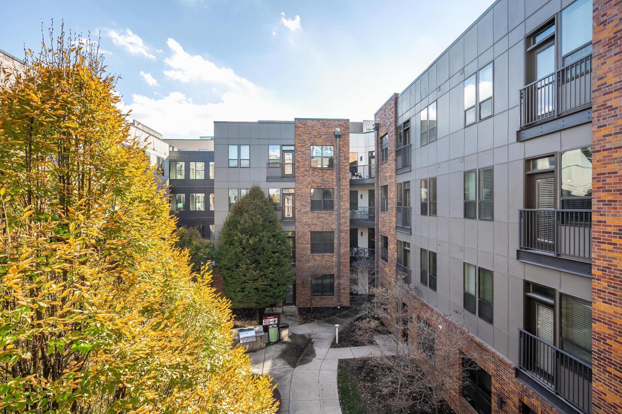 Vibrant 2br Corner And Free Parking At Cityway Apartment
