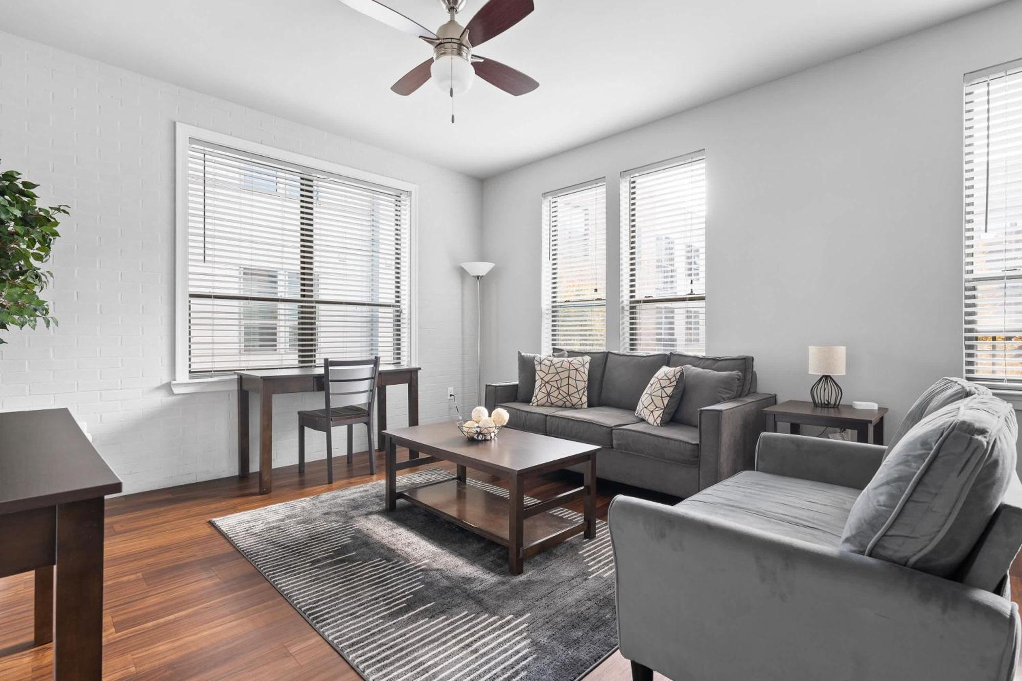 Vibrant 2br Corner And Free Parking At Cityway Indianapolis