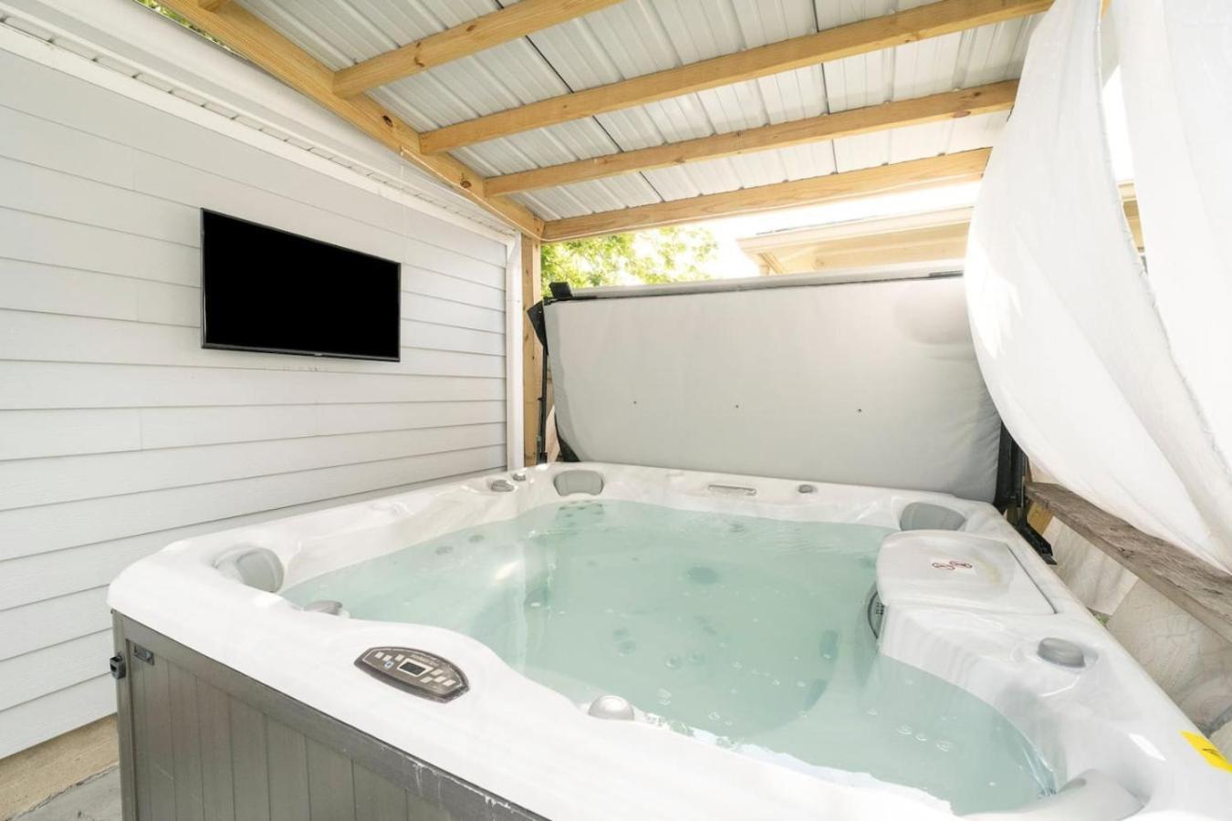 Bates Hendricks Charmer Holiday home *