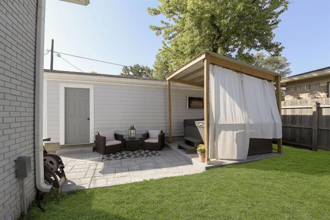 Bates Hendricks Charmer Holiday home