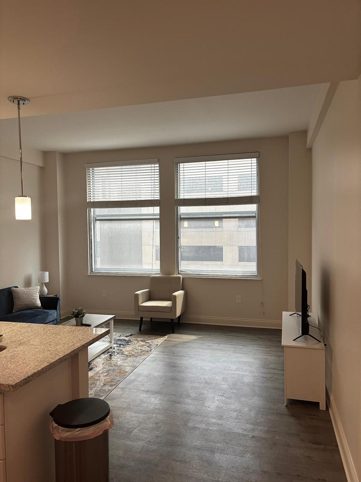 Modern 1 Bedroom Apartment *