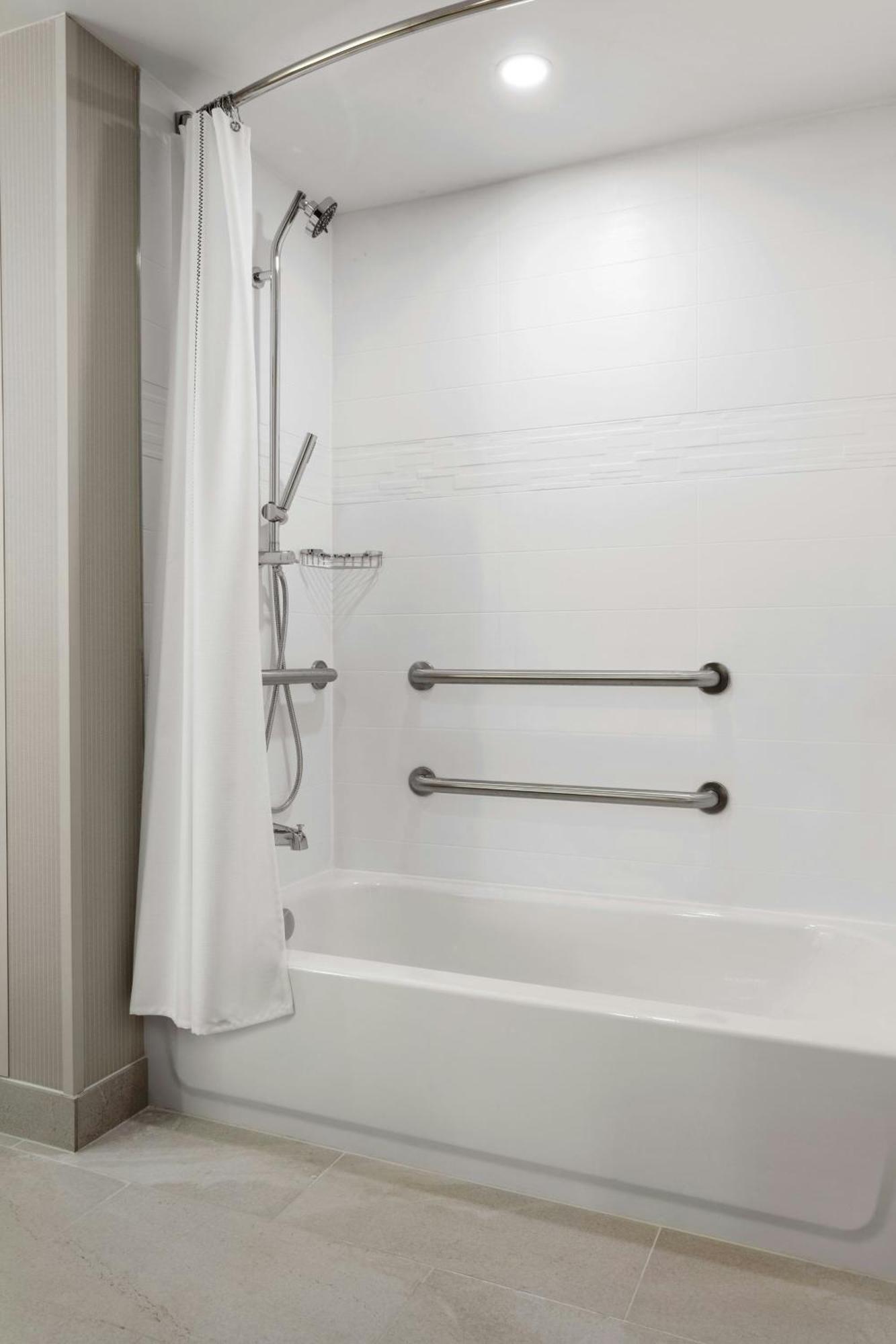 Hotel Delta By Marriott Airport 4*
