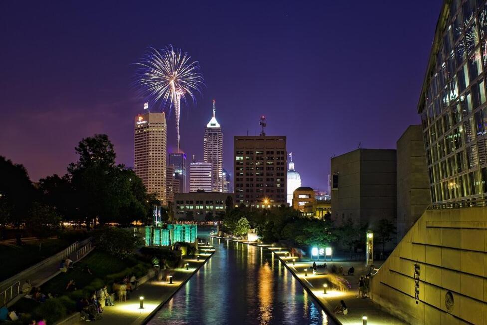 Free Parking! Downtown Lucas Oil- Conv Center Skywalk #3 Apartment