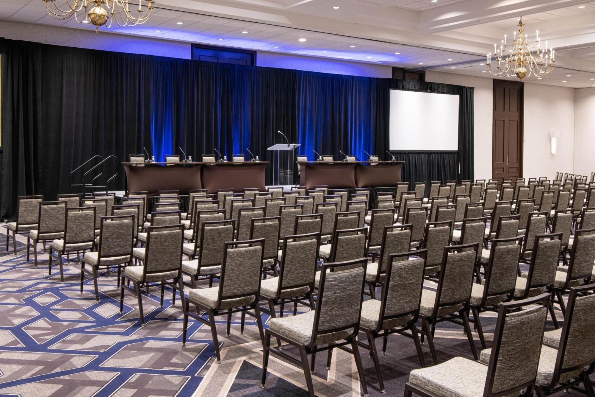 Sheraton Centre 4*