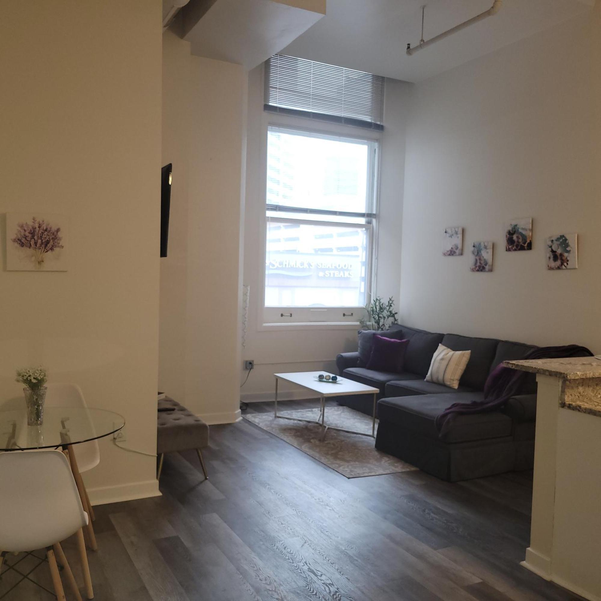 Downtown King Suite - Free Parking- Conv Center Skywalk#1 *