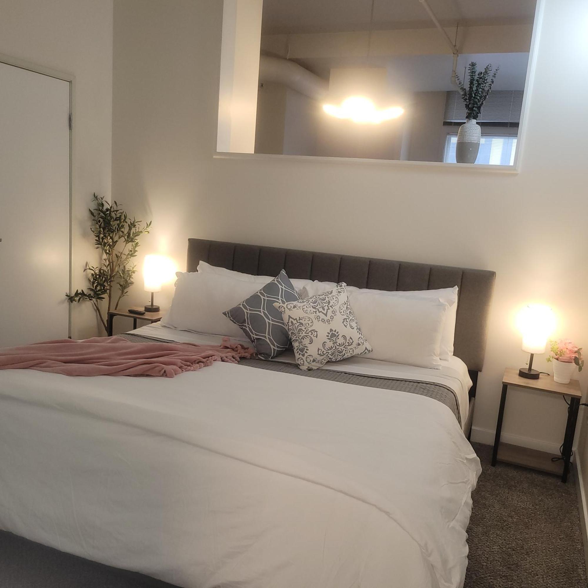 Apartment Free Parking! Downtown King Lucas Oil- Conv Center Skywalk#1 *