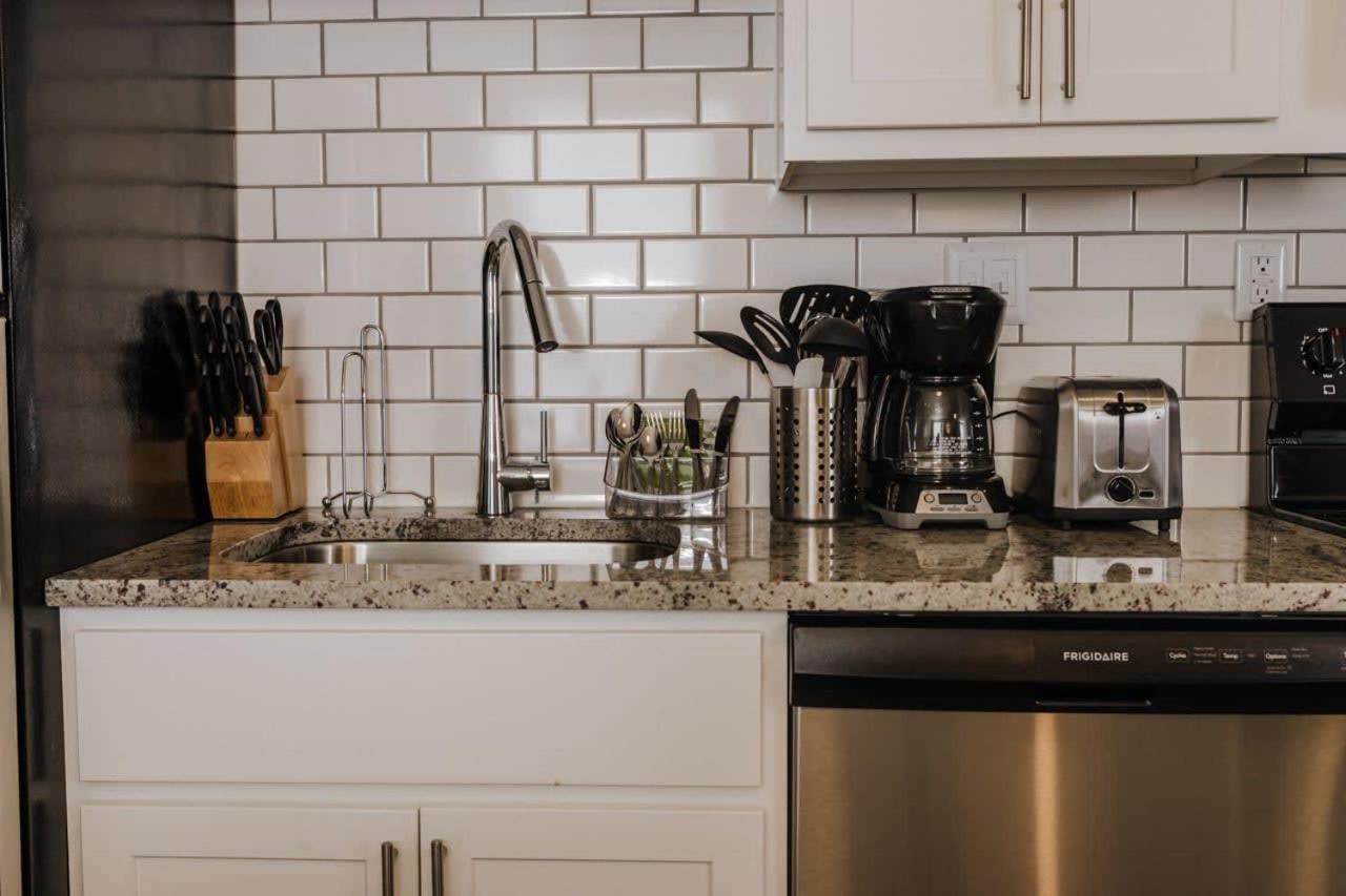 5 Modern Apts Near Nightlife & Attractions