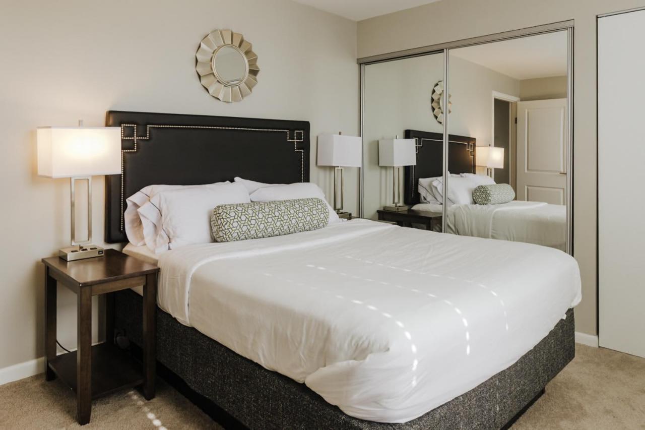 5 Modern Apts Near Nightlife & Attractions