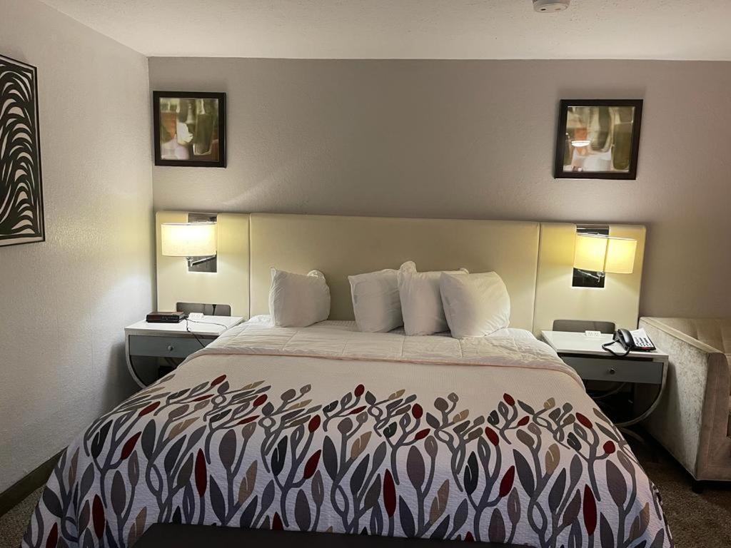Garnet Waterfront Hotel