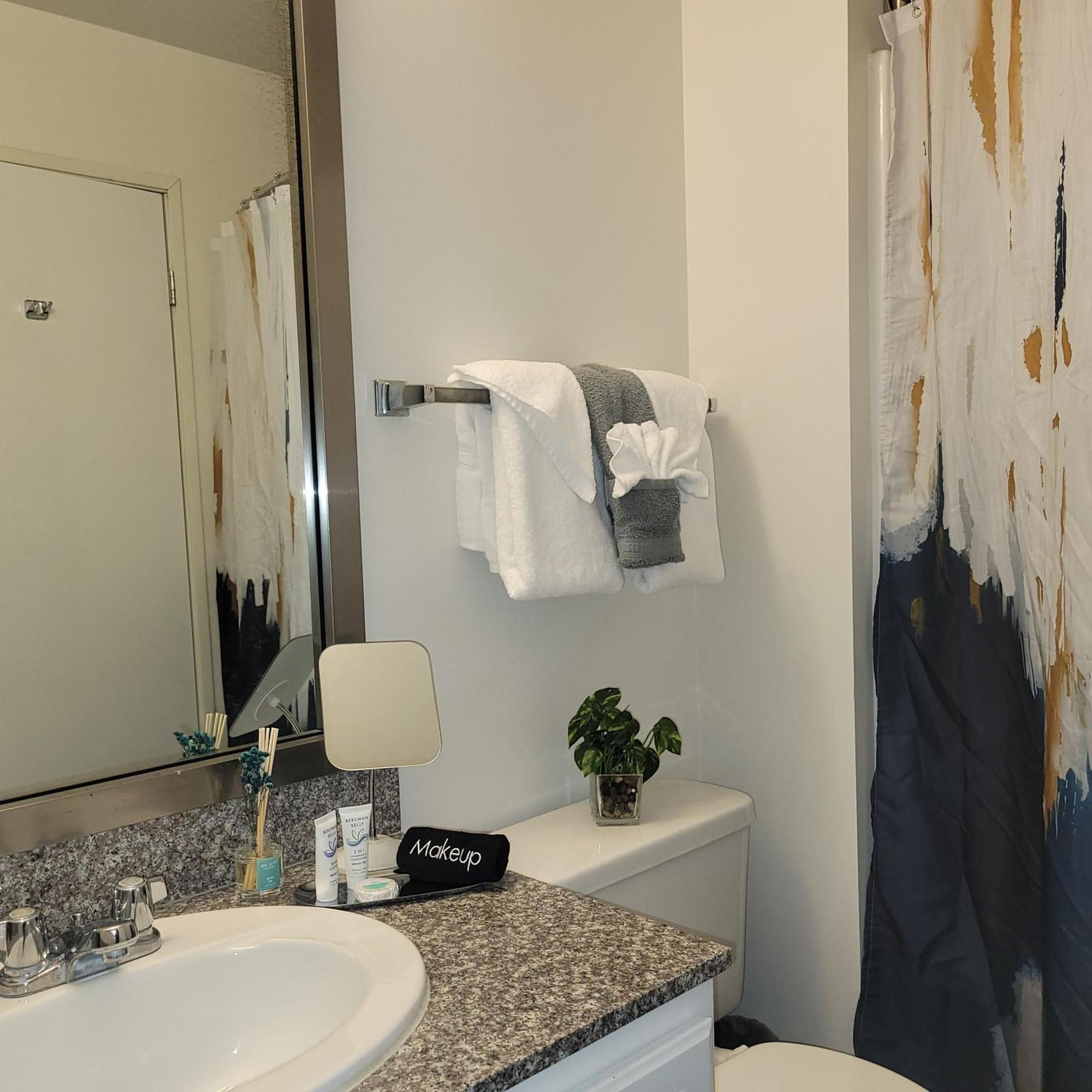 Apartment Free Parking! Downtown Lucas Oil- Conv Center Skywalk#6 *