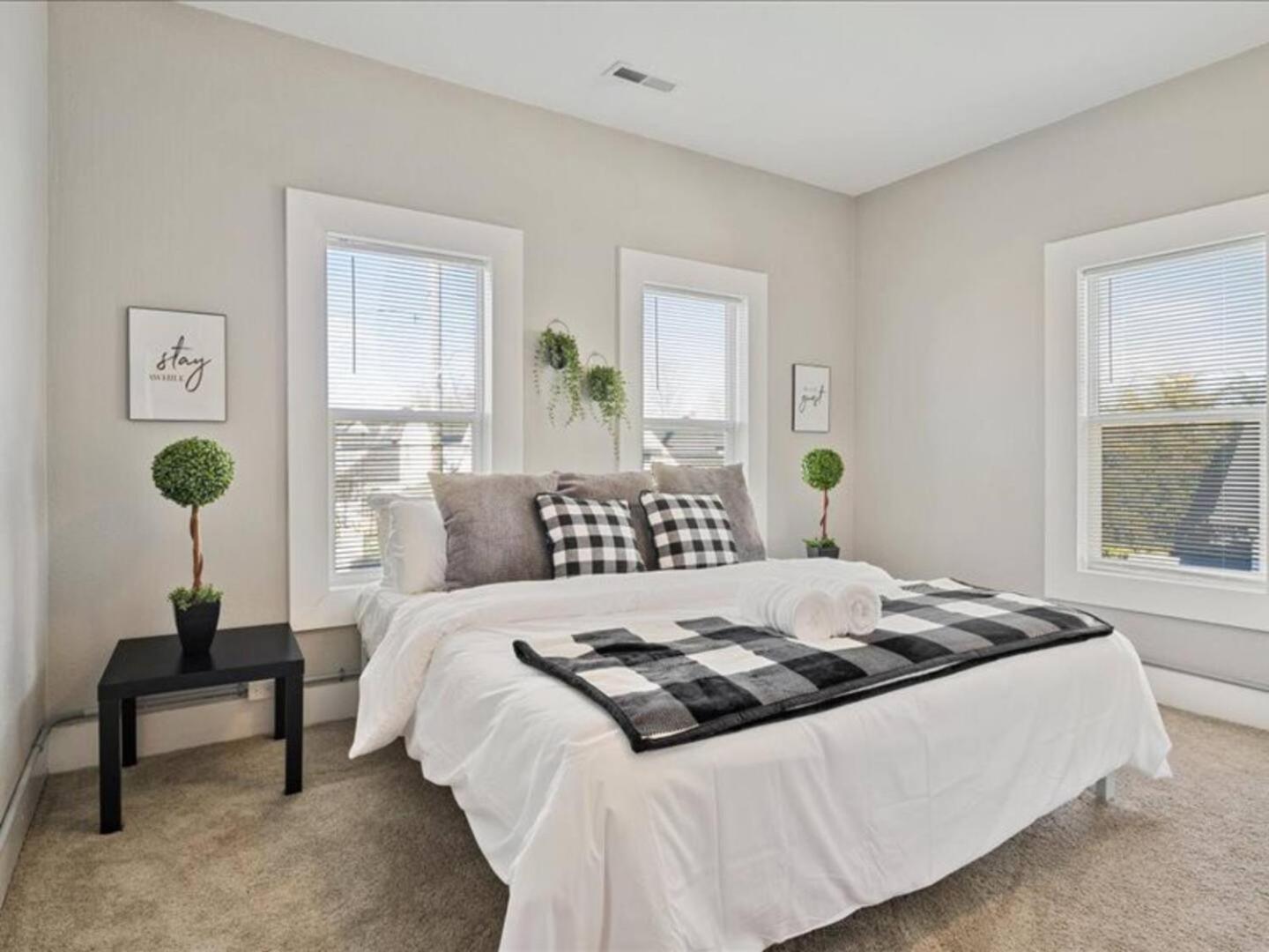 Chic 6br Retreat:10 Beds 3.5 Baths For Groups*ste Holiday home *