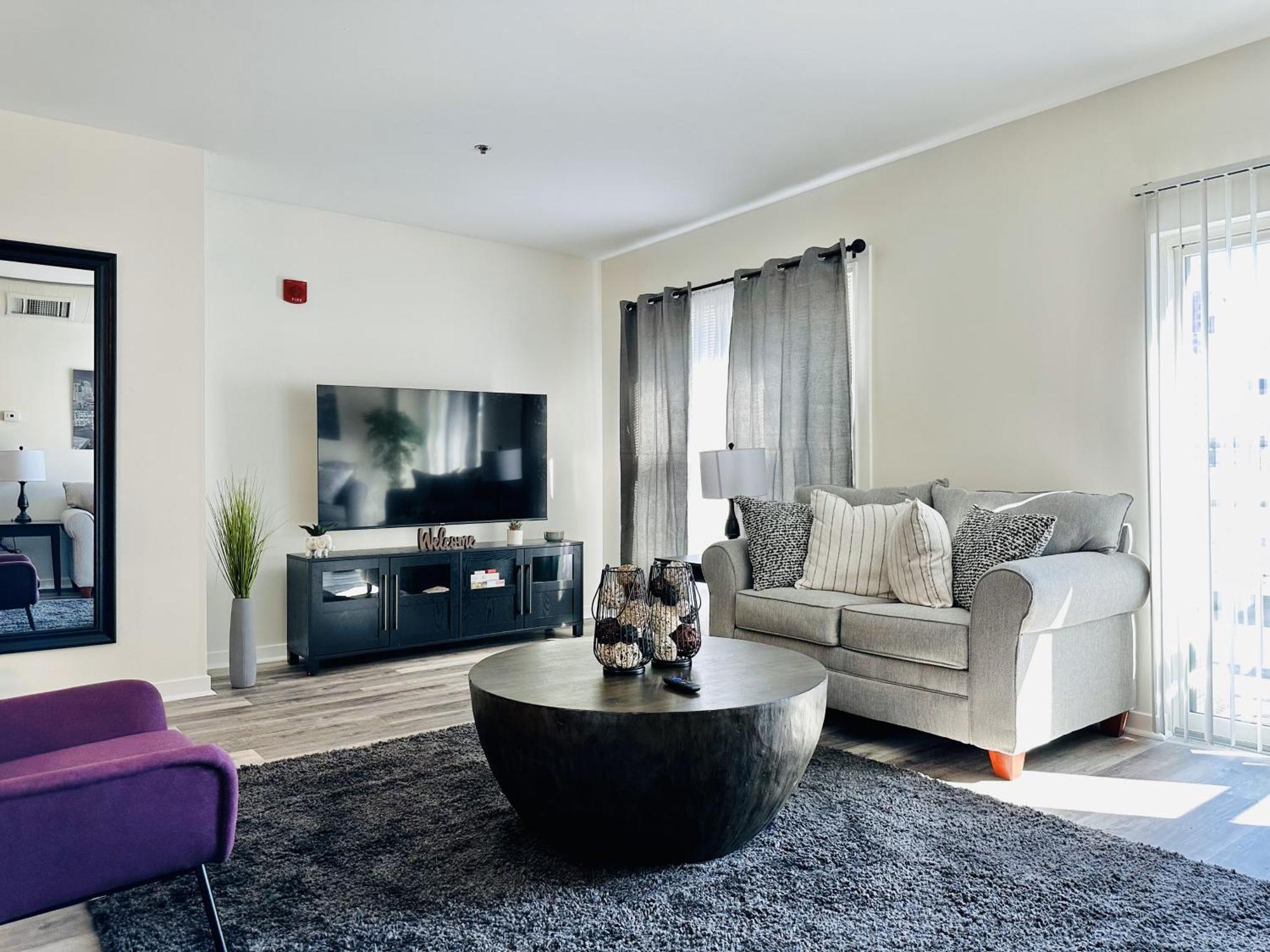 Downtown 2br Penthouse With Balcony And Direct Skybridge Access Holiday home