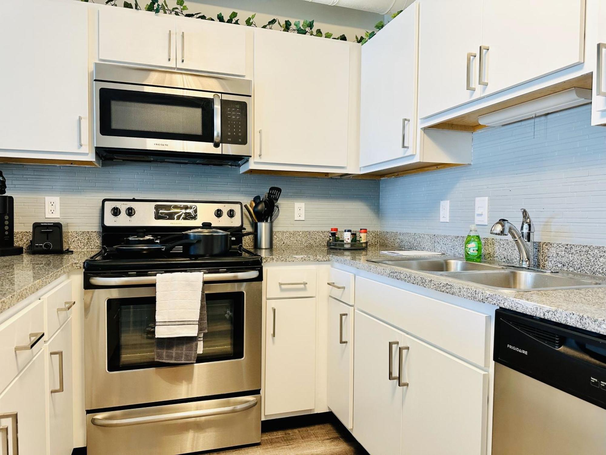 Downtown 2br Penthouse With Balcony And Direct Skybridge Access *
