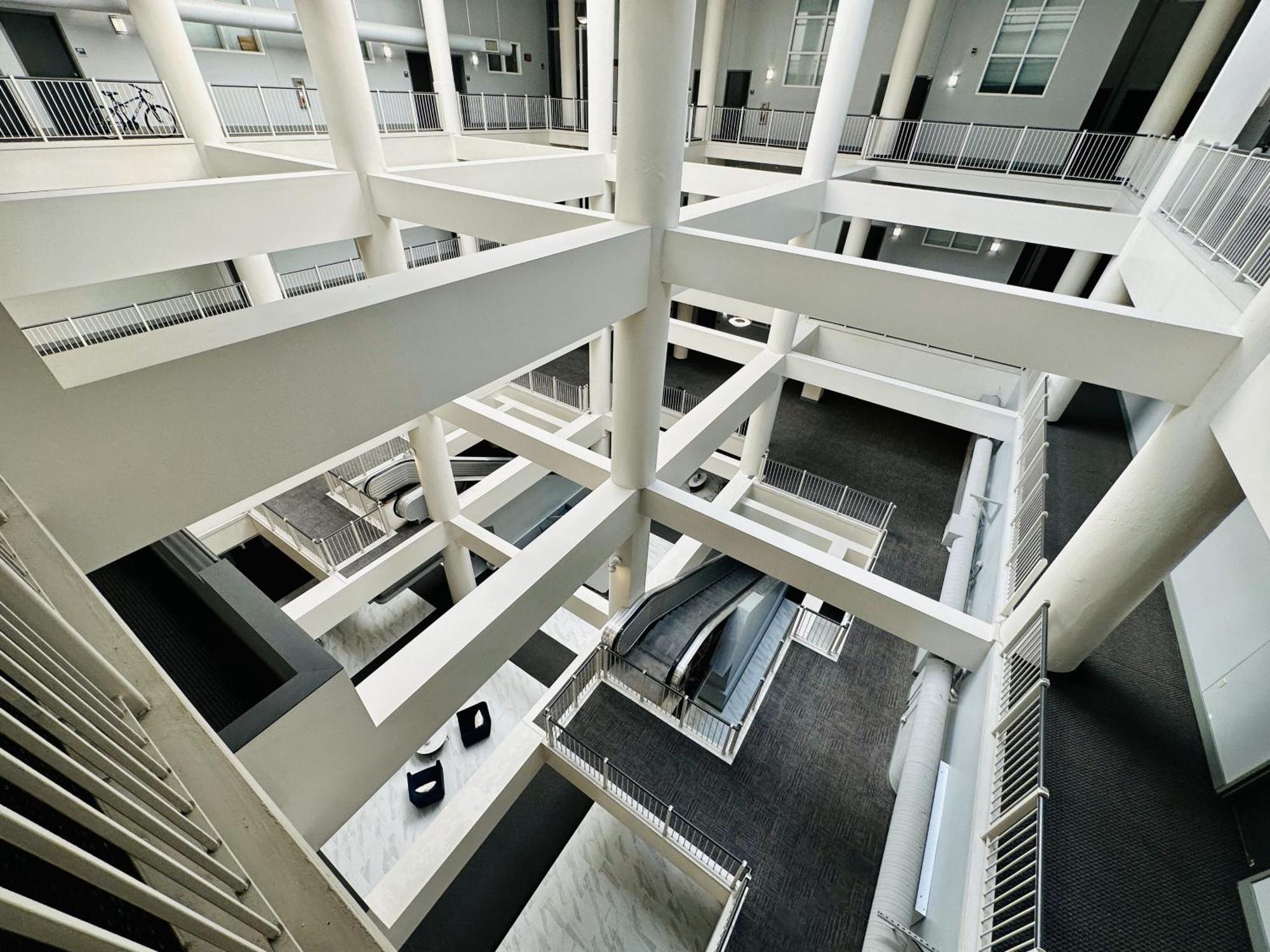 Downtown 2br Penthouse With Balcony And Direct Skybridge Access *