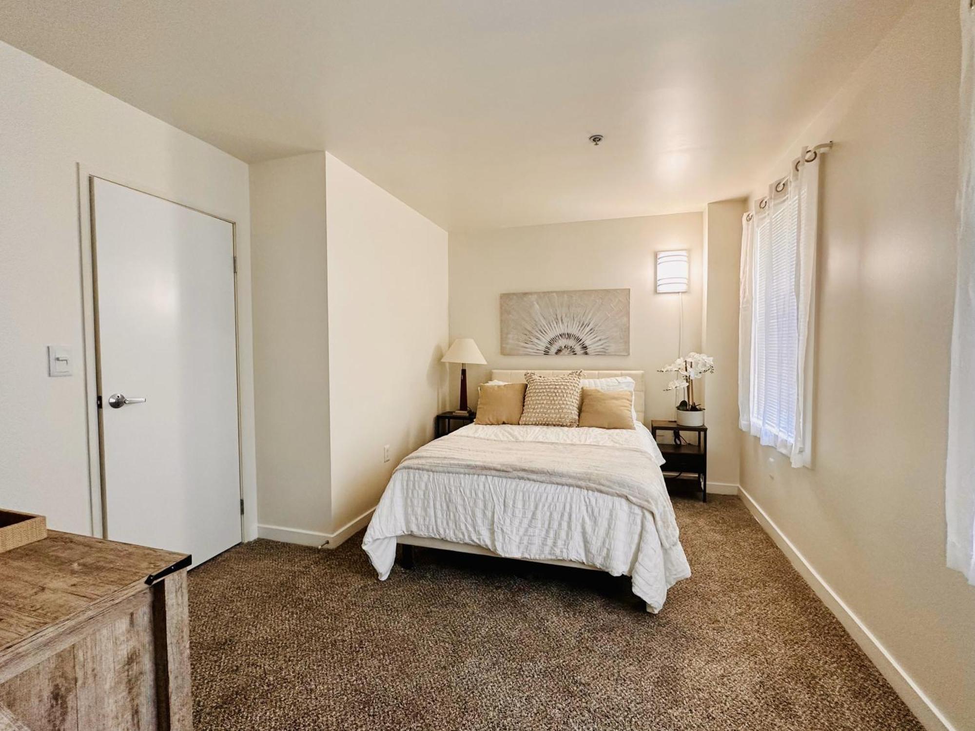 Downtown 2br Penthouse With Balcony And Direct Skybridge Access