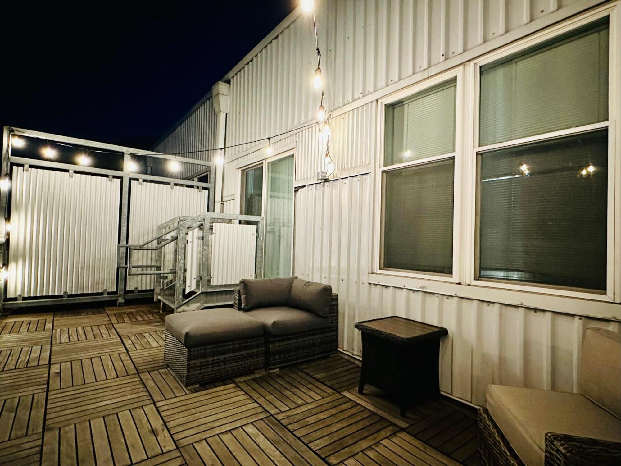 Downtown 2br Penthouse With Balcony And Direct Skybridge Access Holiday home