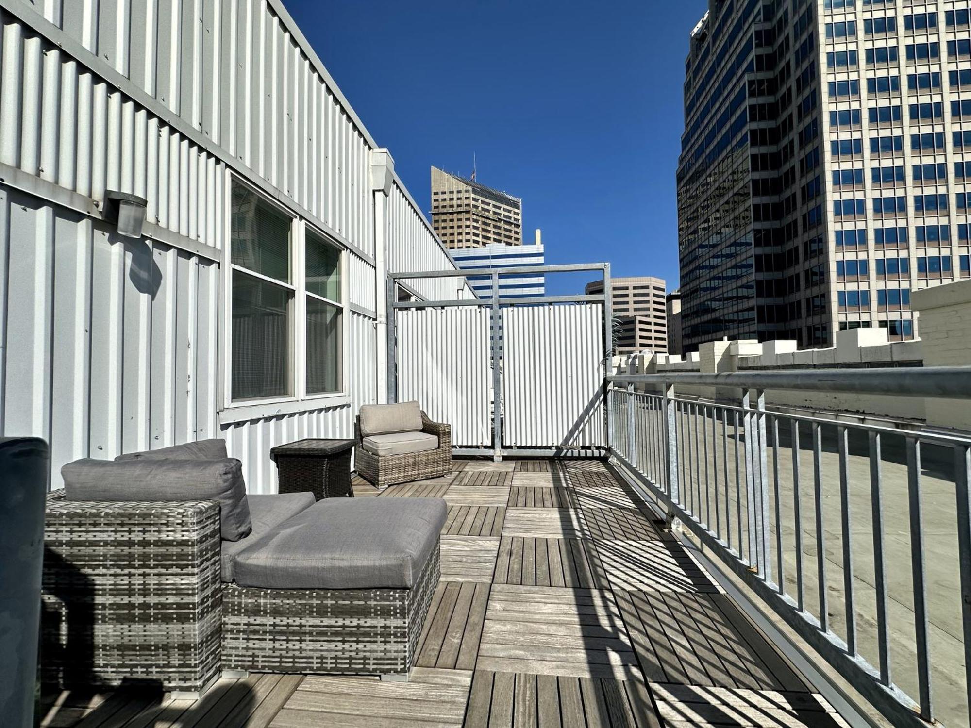 Downtown 2br Penthouse With Balcony And Direct Skybridge Access Holiday home *