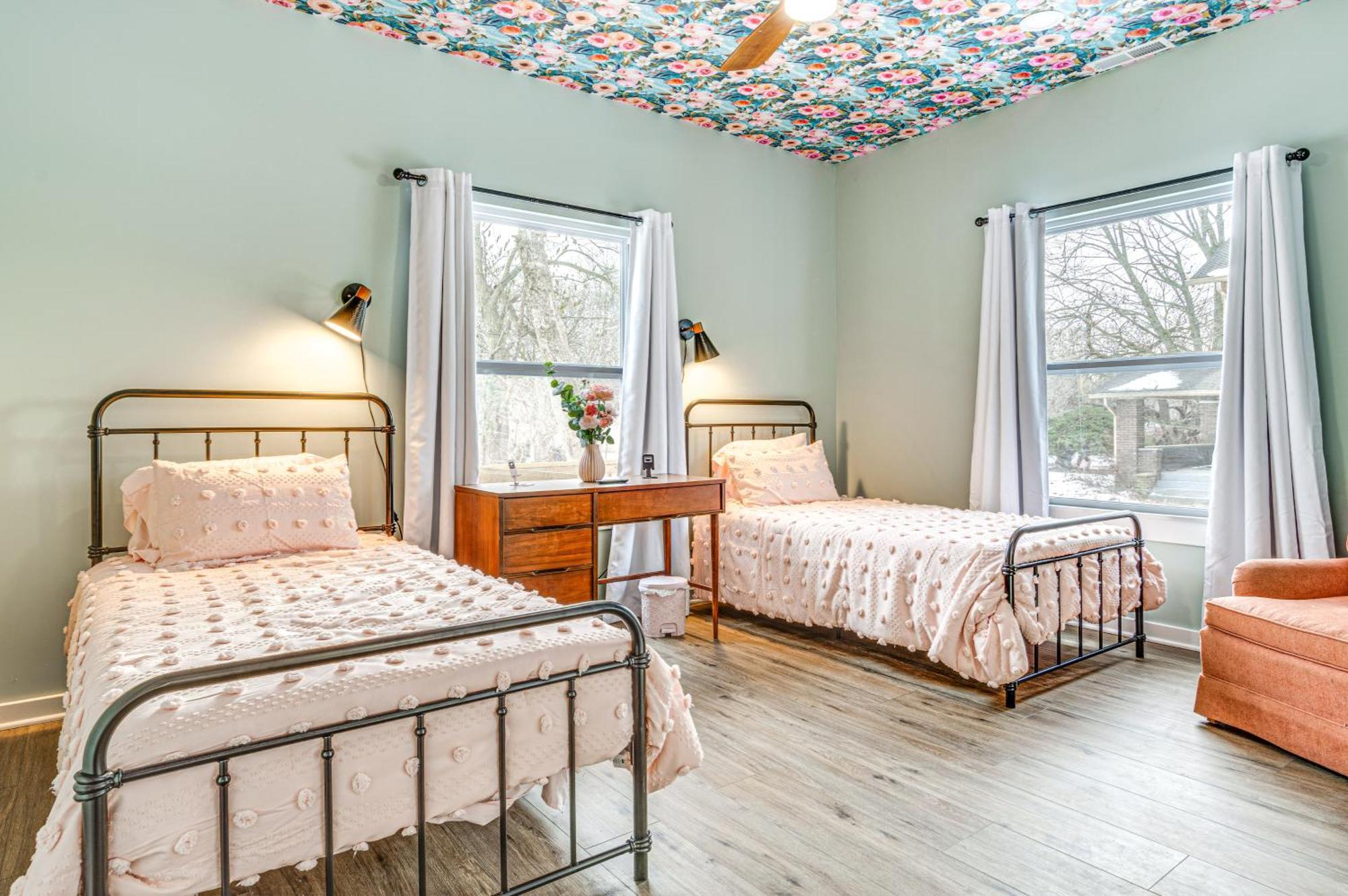 Holiday home Chic Sobro Charmer With Covered Porch!