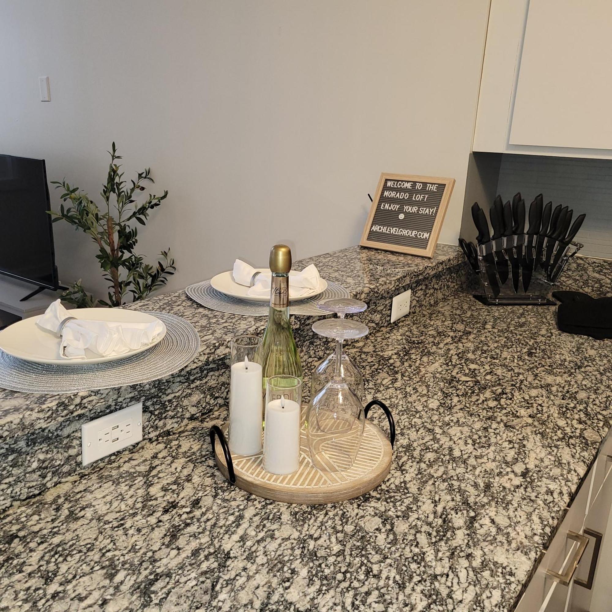 Apartment Free Parking! Downtown Lucas Oil- Conv Center Skywalk#2 *