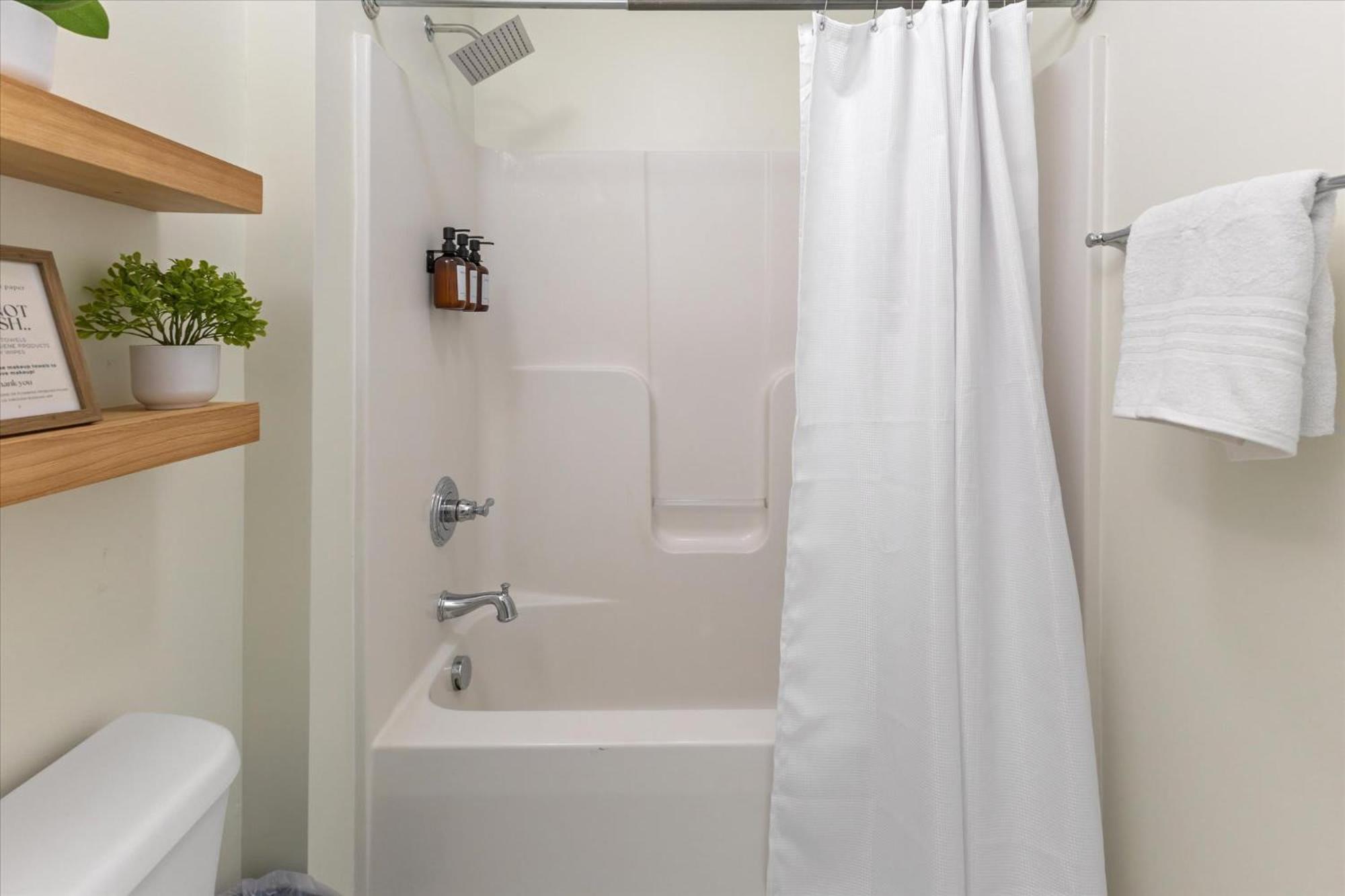 Floor - Mass Ave In Heart Of Indy With Balcony Apartment *