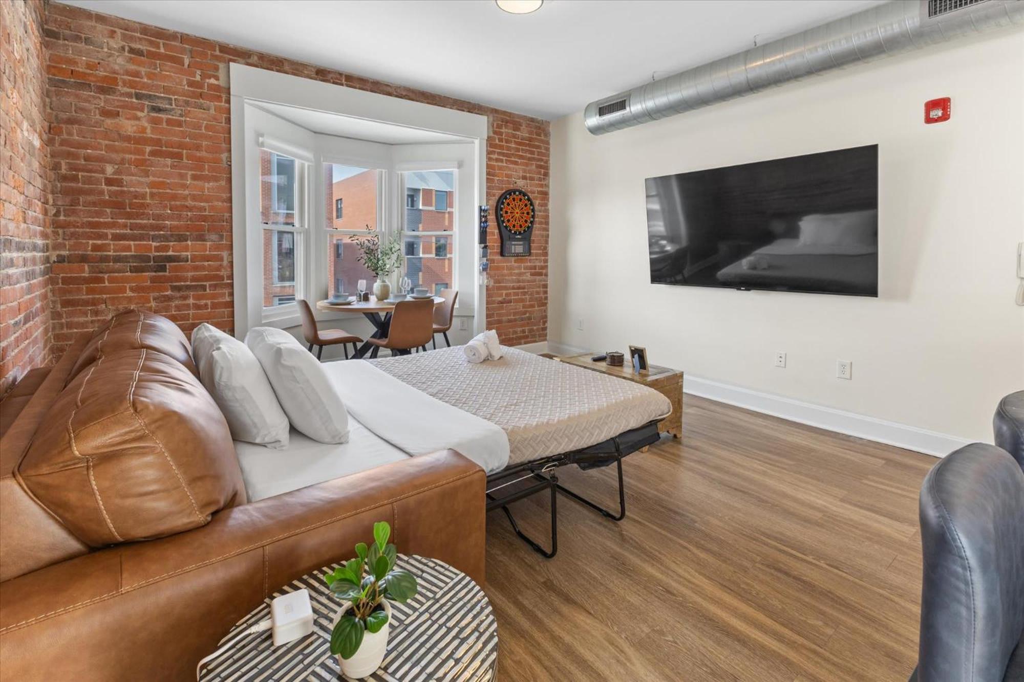 Floor - Mass Ave In Heart Of Indy With Balcony Apartment