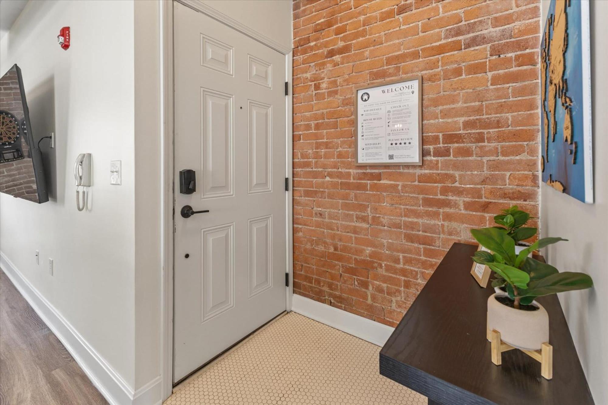 Floor - Mass Ave In Heart Of Indy With Balcony Apartment *