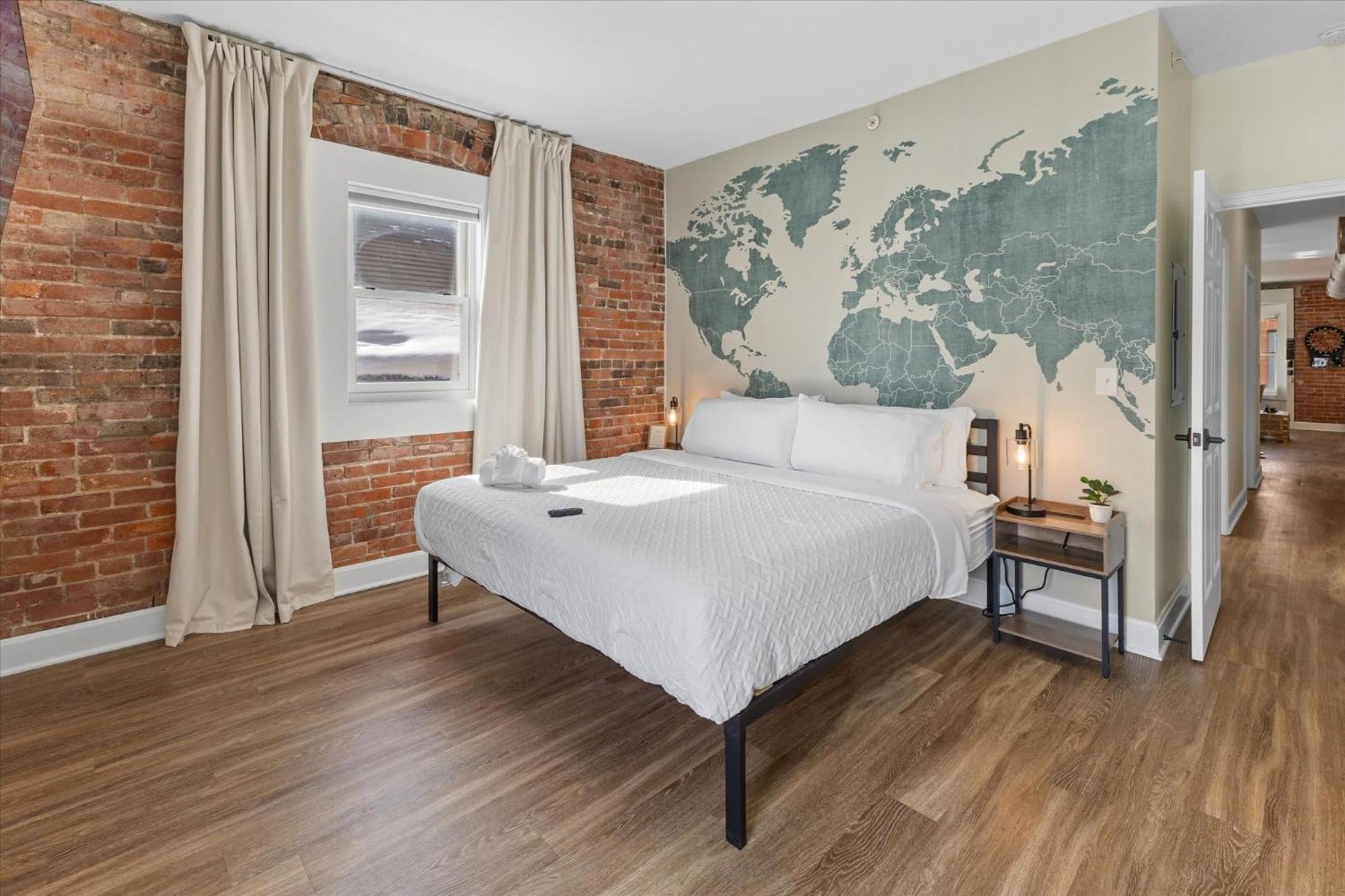 Floor - Mass Ave In Heart Of Indy With Balcony Apartment *