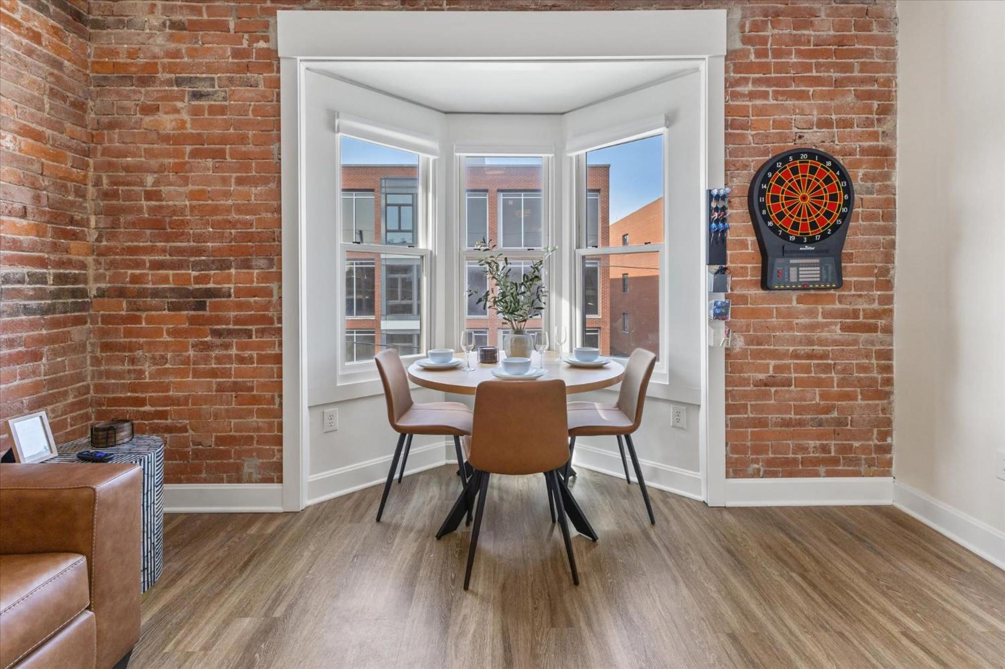 Floor - Mass Ave In Heart Of Indy With Balcony Apartment
