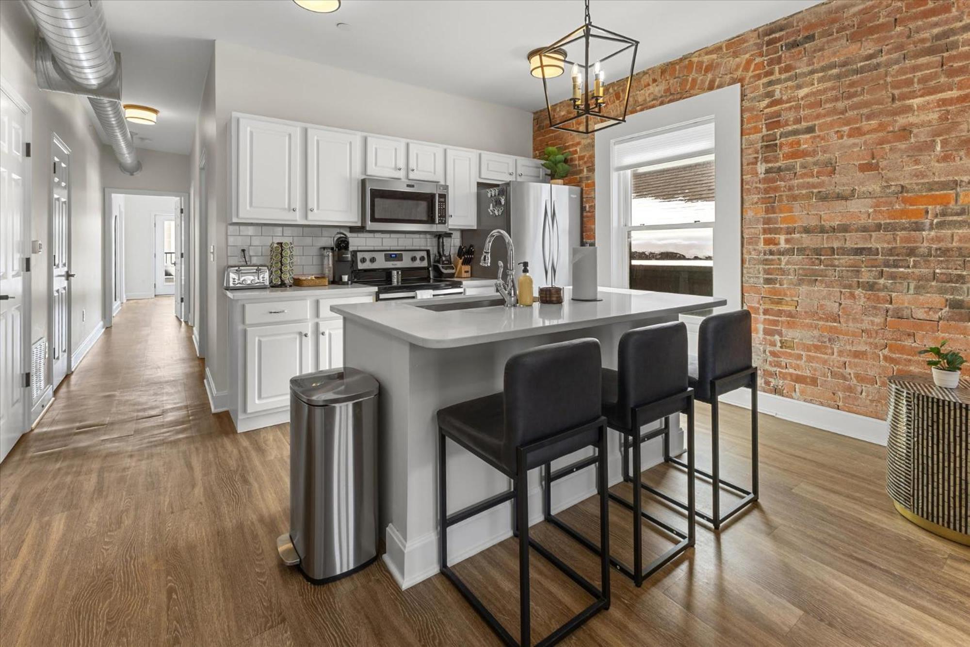 Apartment Floor - Mass Ave In Heart Of Indy With Balcony