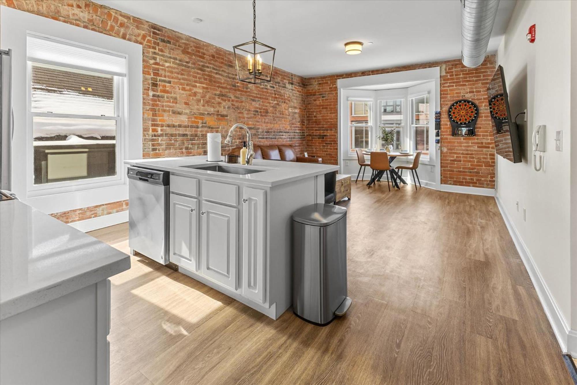 Floor - Mass Ave In Heart Of Indy With Balcony Apartment *
