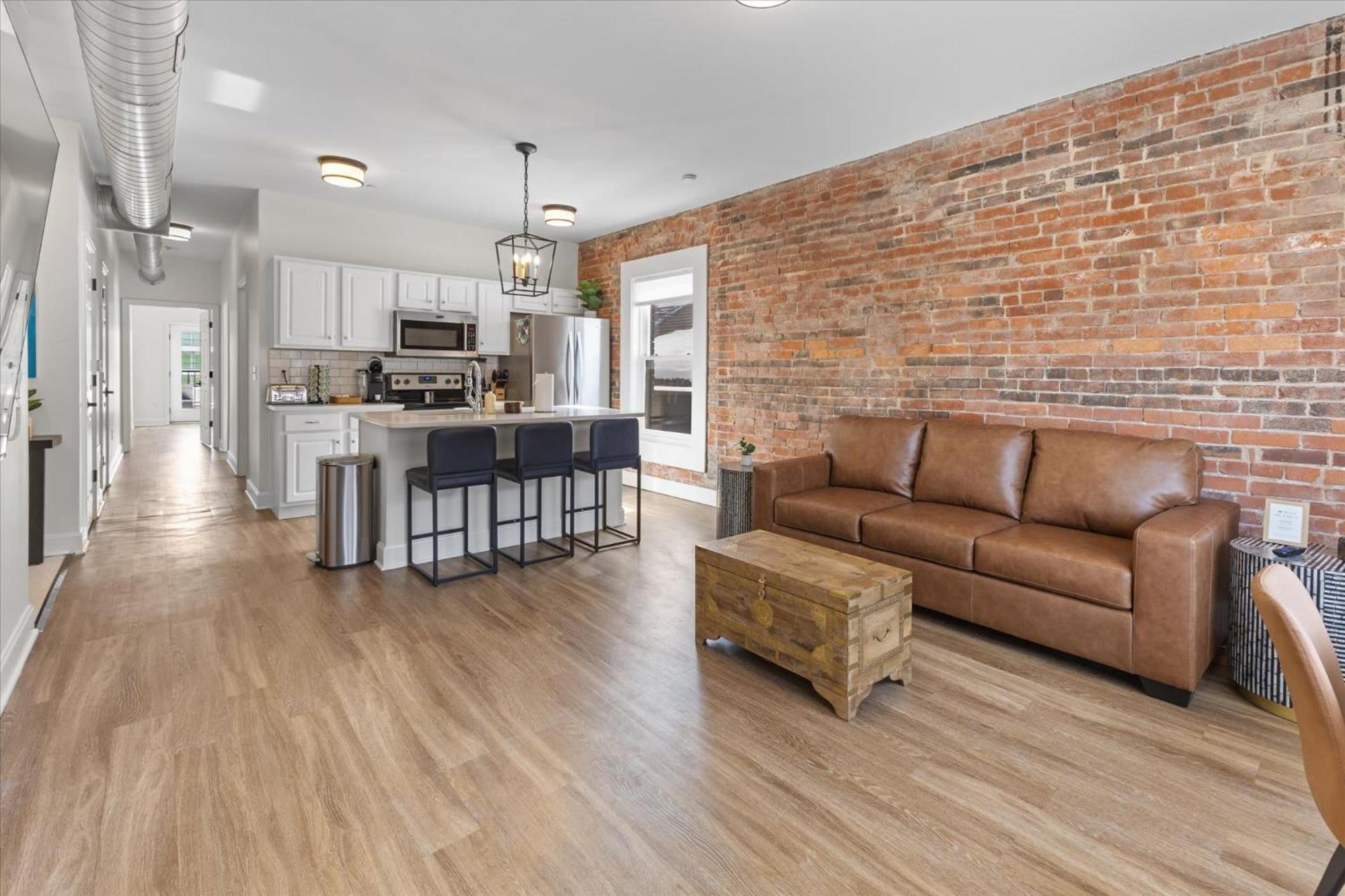 Floor - Mass Ave In Heart Of Indy With Balcony