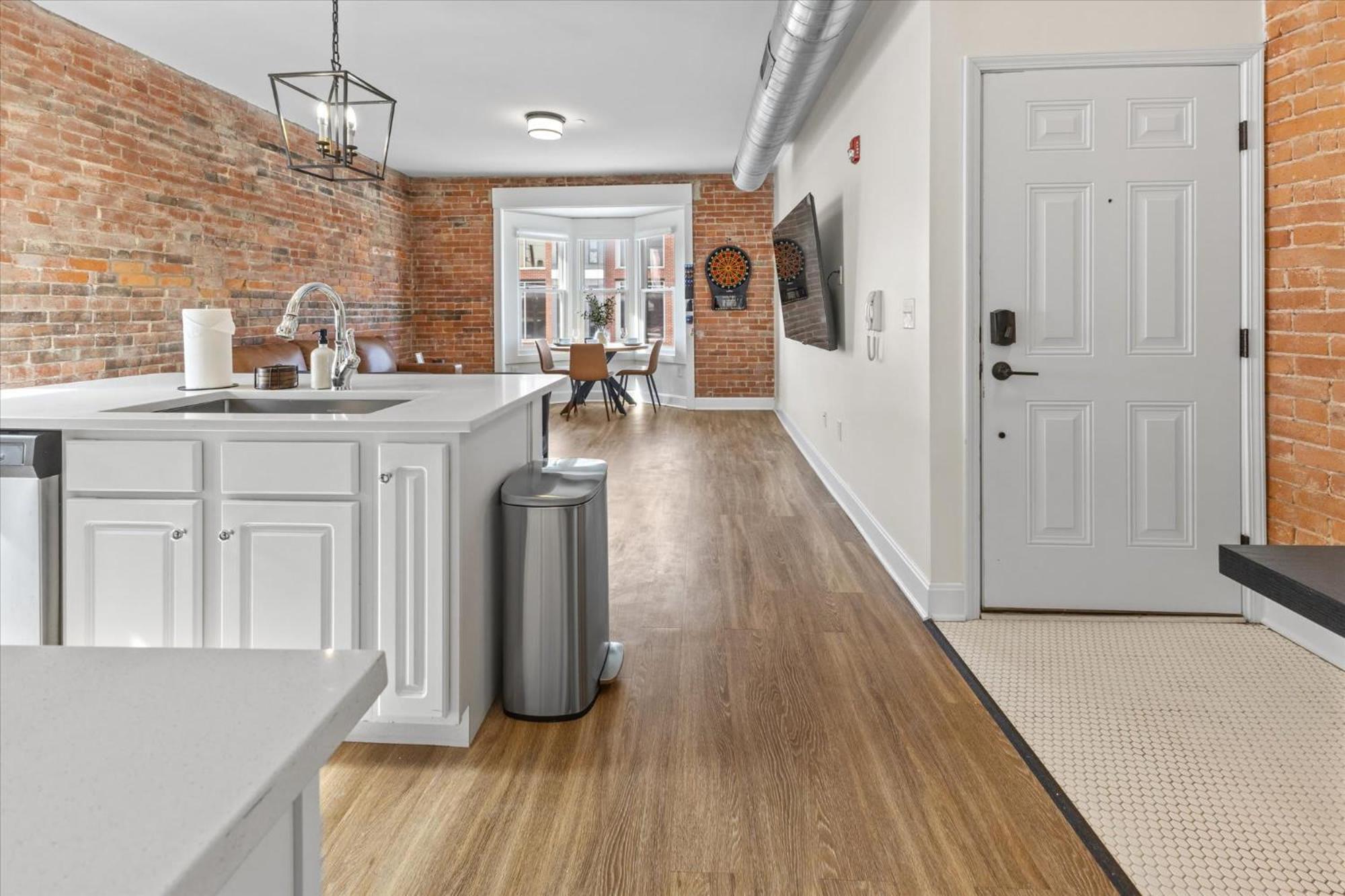 Floor - Mass Ave In Heart Of Indy With Balcony Apartment Indianapolis