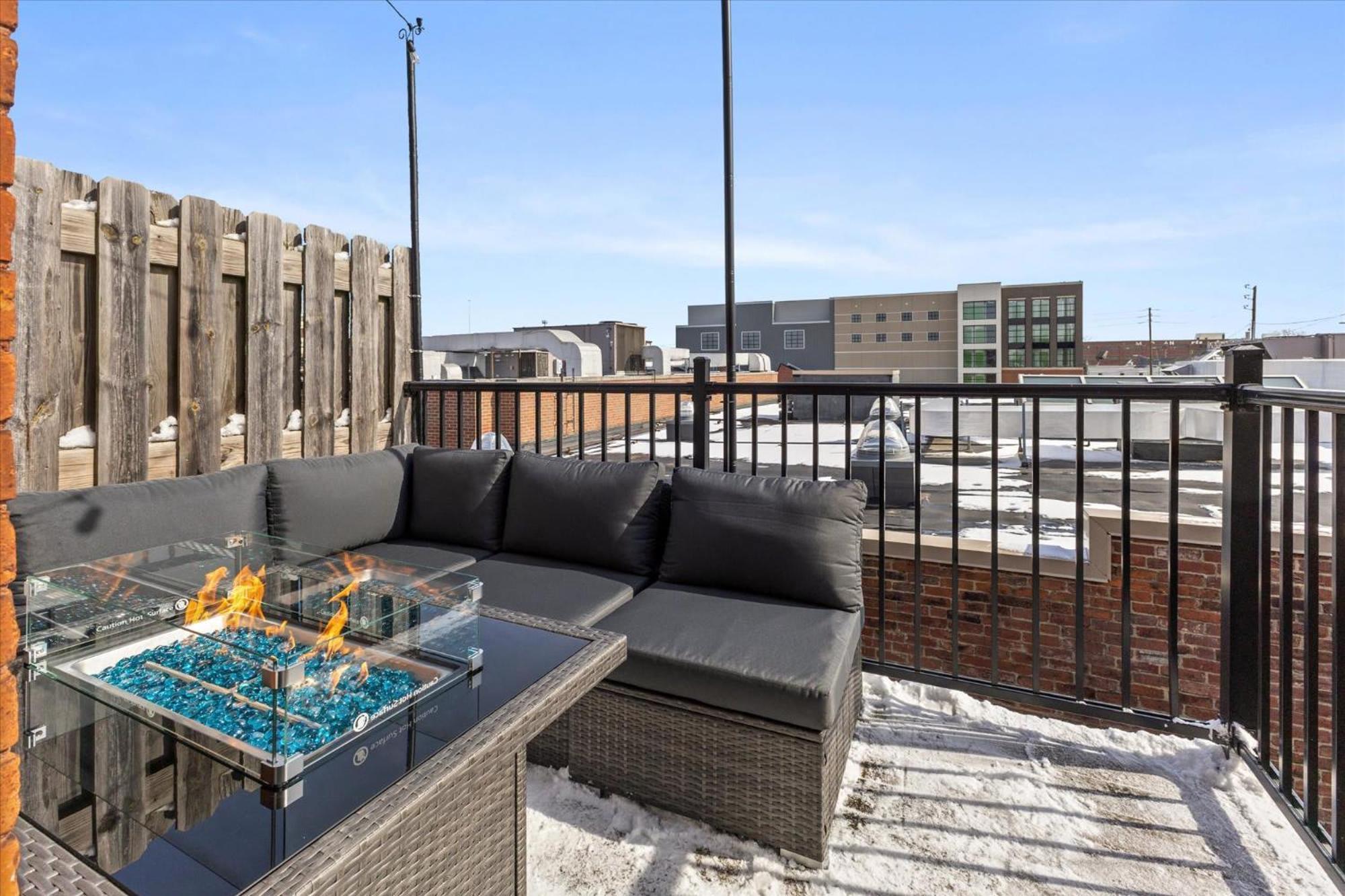 Floor - Mass Ave In Heart Of Indy With Balcony Apartment *