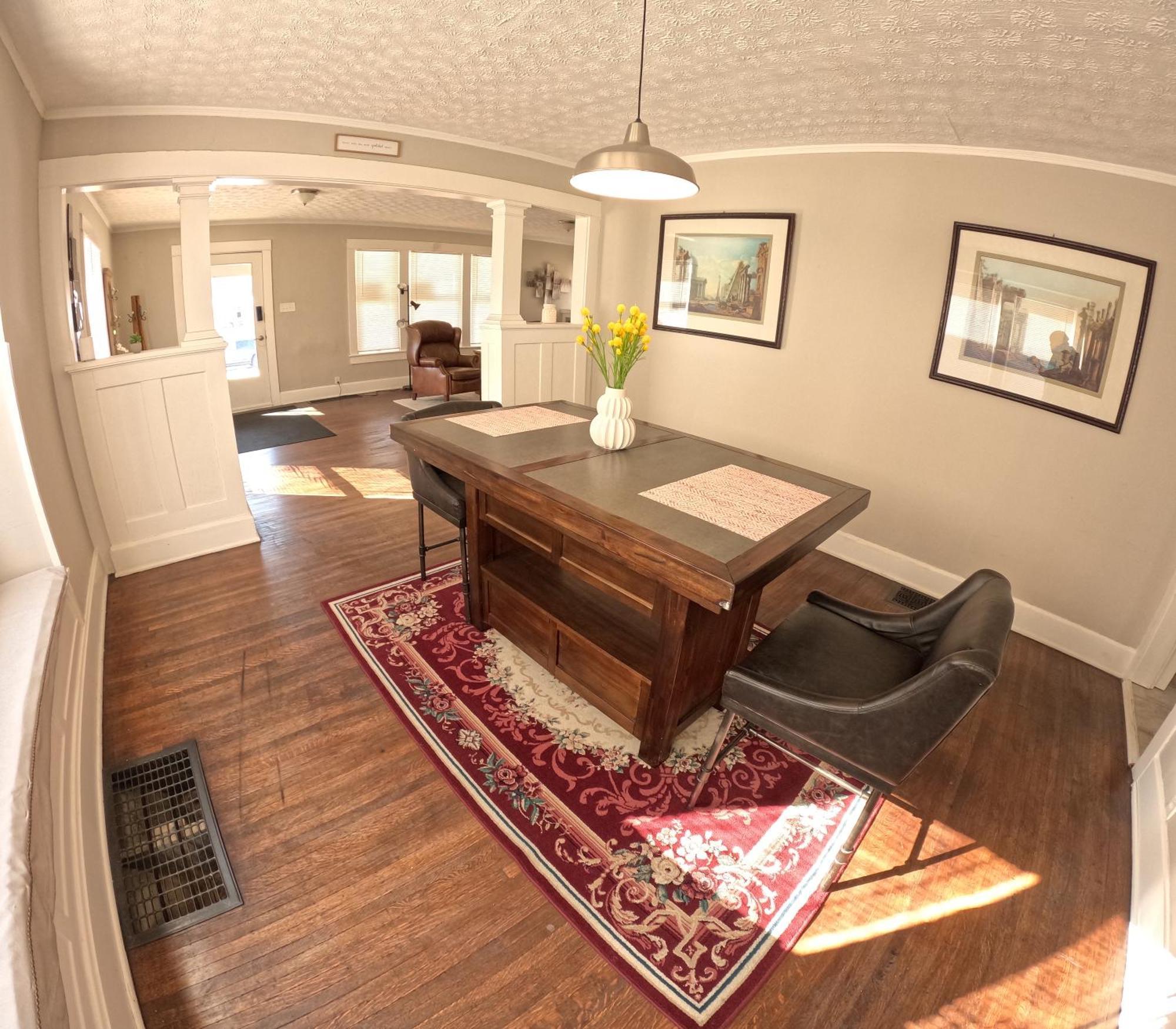 Private In An Elegant Home- Convenient To Downtown Indianapolis