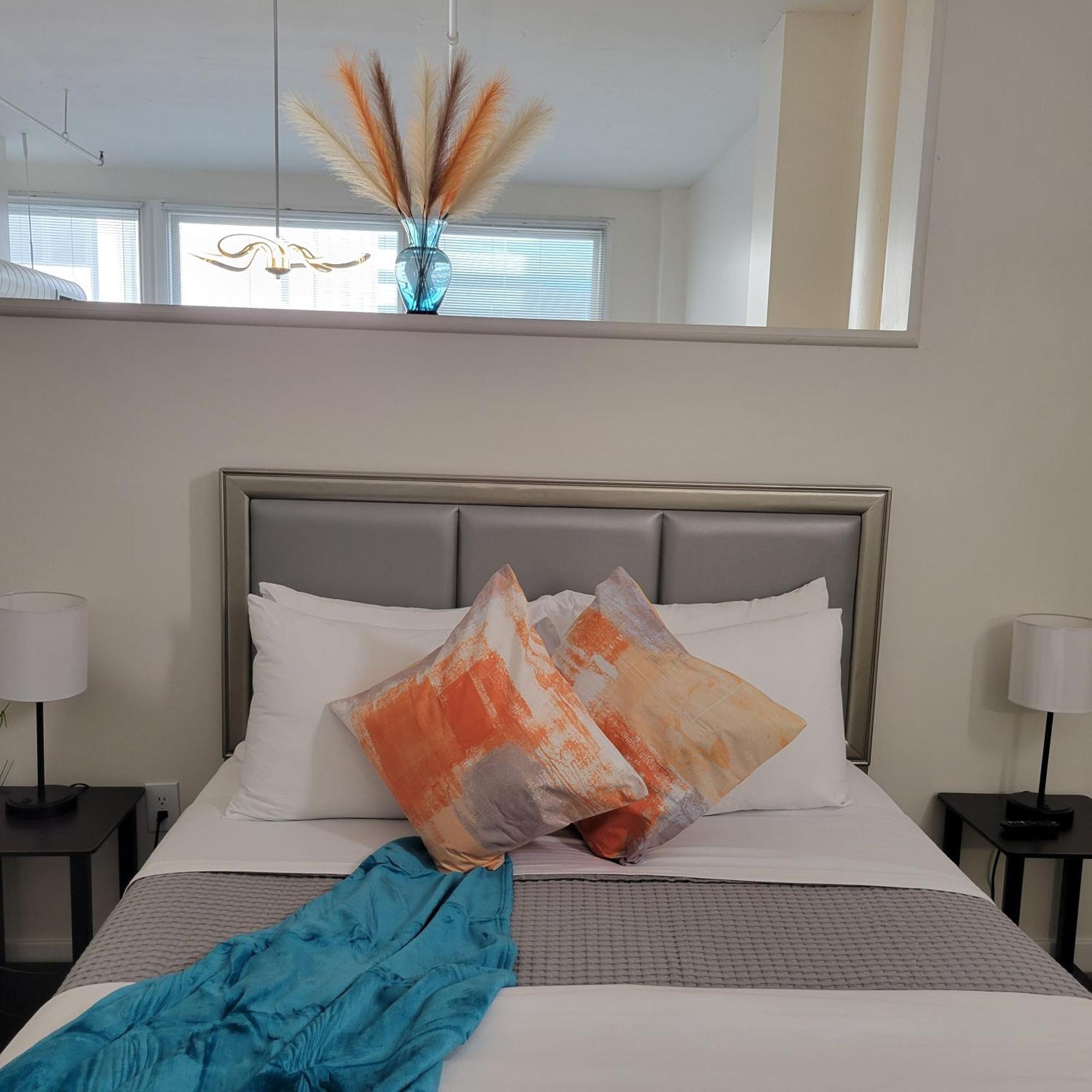 Downtown Queen Suite - Free Parking- Conv Center Skywalk#3 Apartment Indianapolis