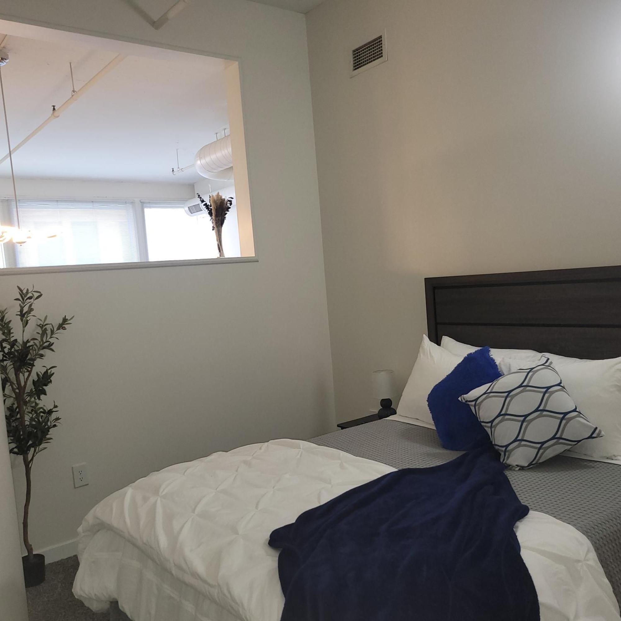 Apartment Free Parking! Downtown Lucas Oil- Conv Center Skywalk #4 *