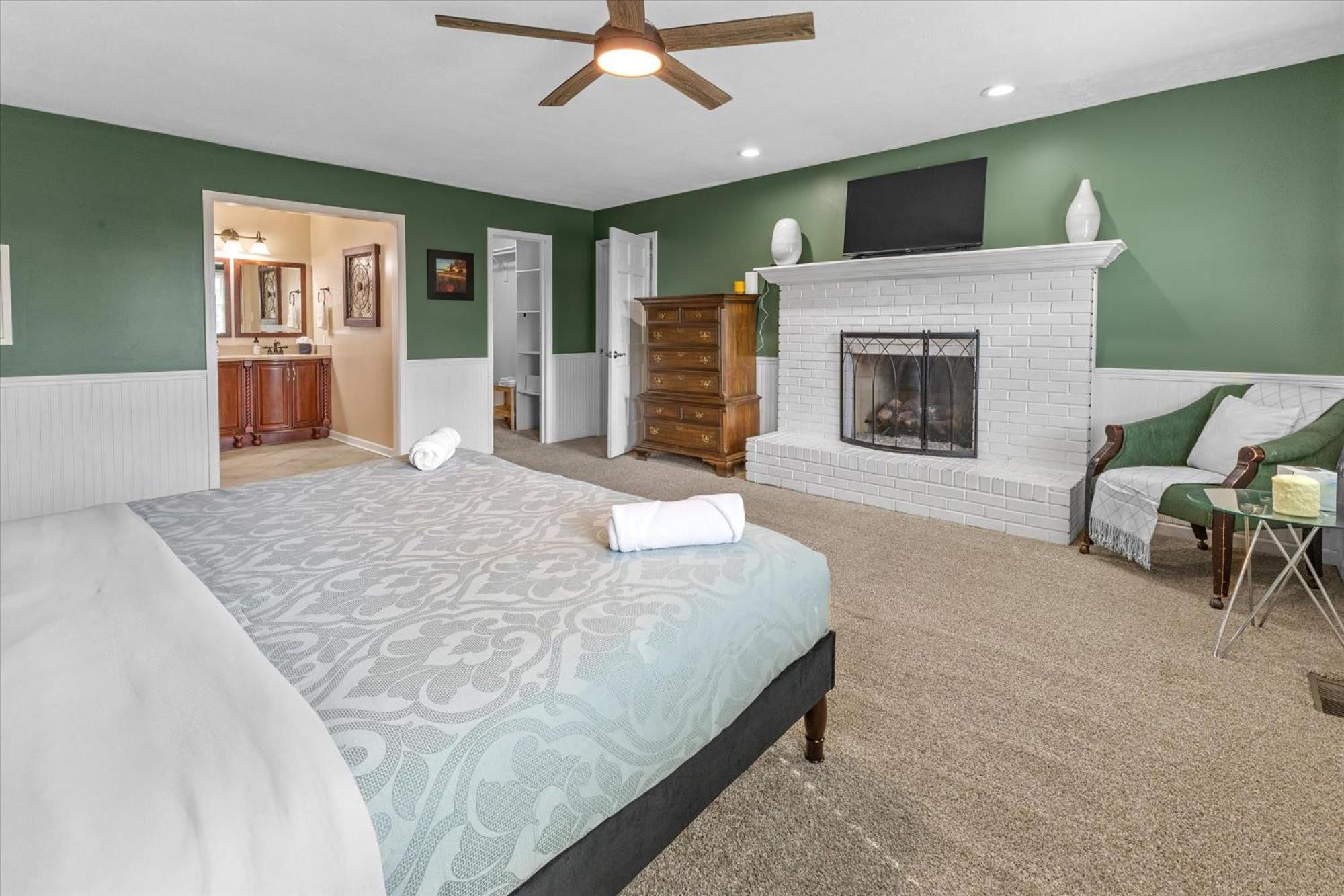 Tranquil Escape On 1 Acre Near Eagle Creek Holiday home *