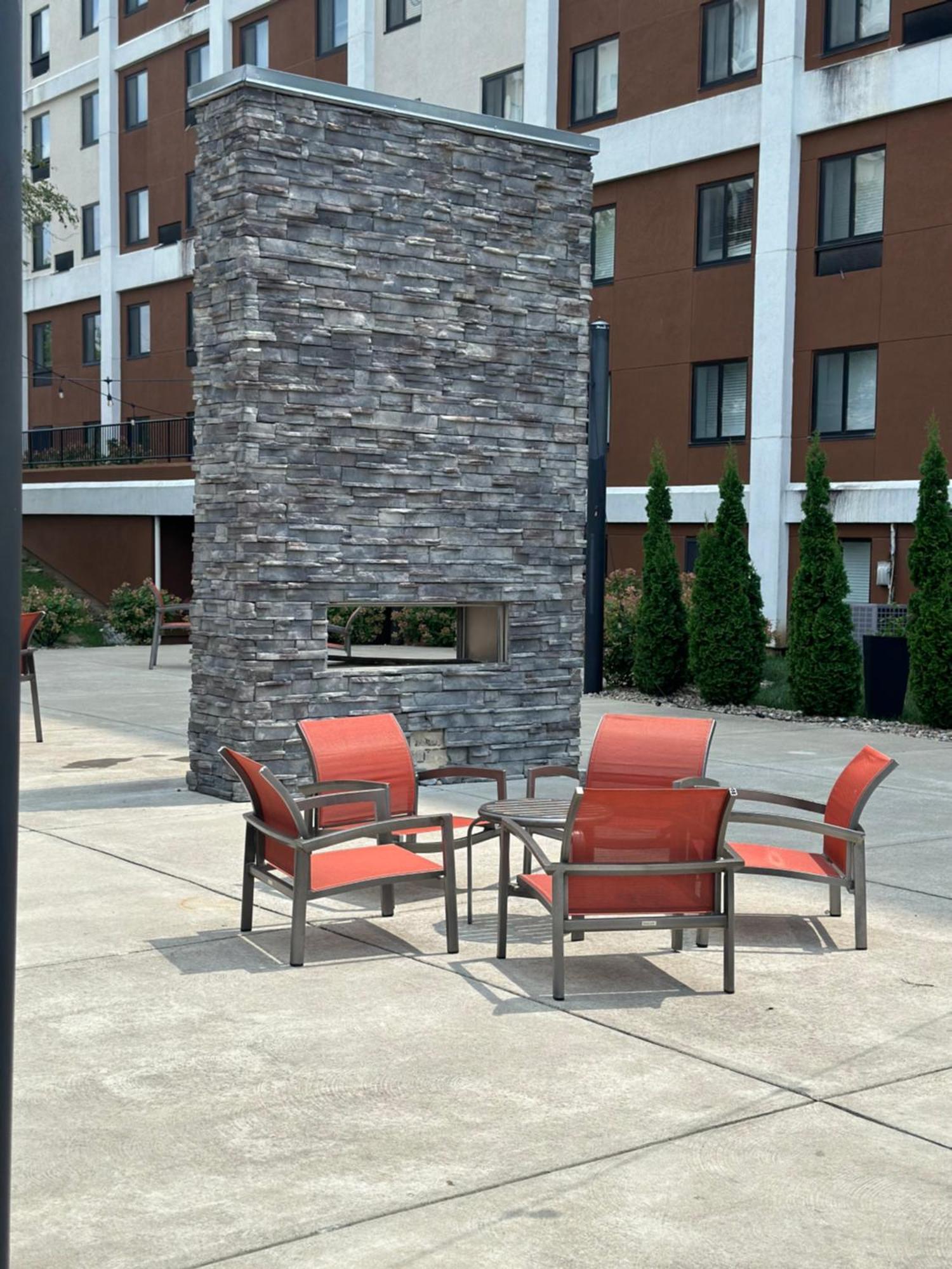 2 Bedroom On Third Floor With Elevator Access 7 Mins To Iu Health Methodist- 3 Mins To Riley Children Hospital And Va Hospital-4 Mins To Eskenazi- Free Onsite Parking Apartment