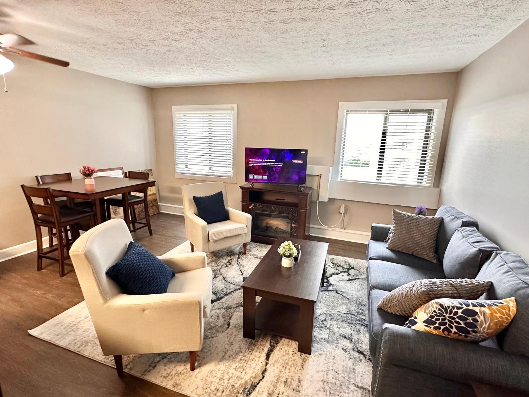 2 Bedroom On Third Floor With Elevator Access 7 Mins To Iu Health Methodist- 3 Mins To Riley Children Hospital And Va Hospital-4 Mins To Eskenazi- Free Onsite Parking Indianapolis