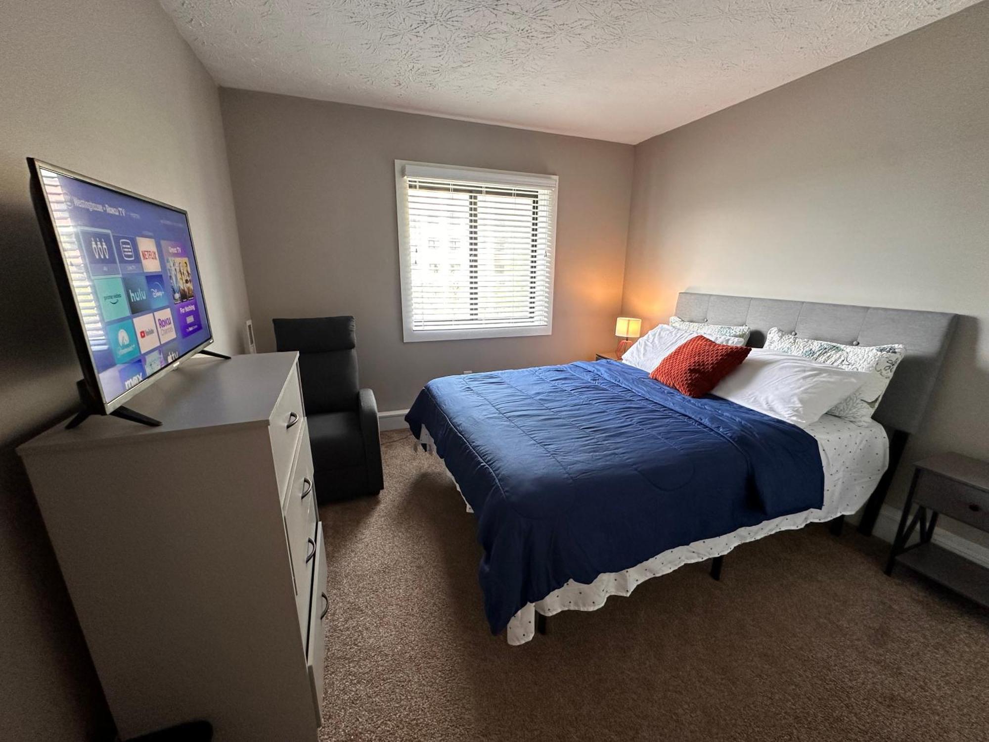 Apartment 2 Bedroom On Third Floor With Elevator Access 7 Mins To Iu Health Methodist- 3 Mins To Riley Children Hospital And Va Hospital-4 Mins To Eskenazi- Free Onsite Parking *