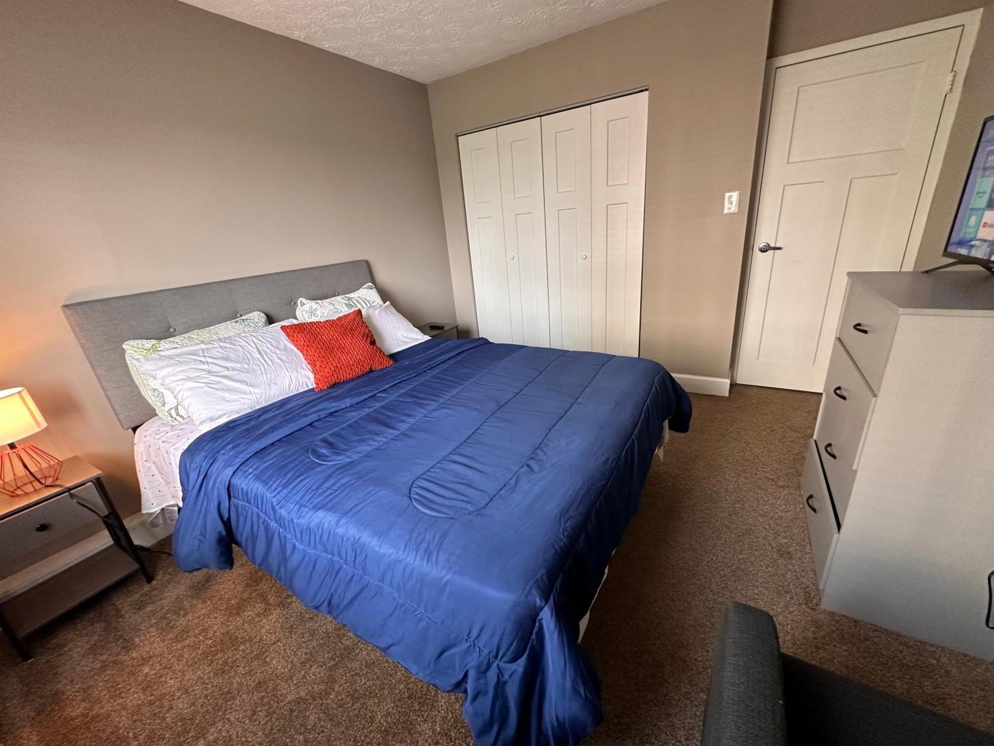 2 Bedroom On Third Floor With Elevator Access 7 Mins To Iu Health Methodist- 3 Mins To Riley Children Hospital And Va Hospital-4 Mins To Eskenazi- Free Onsite Parking