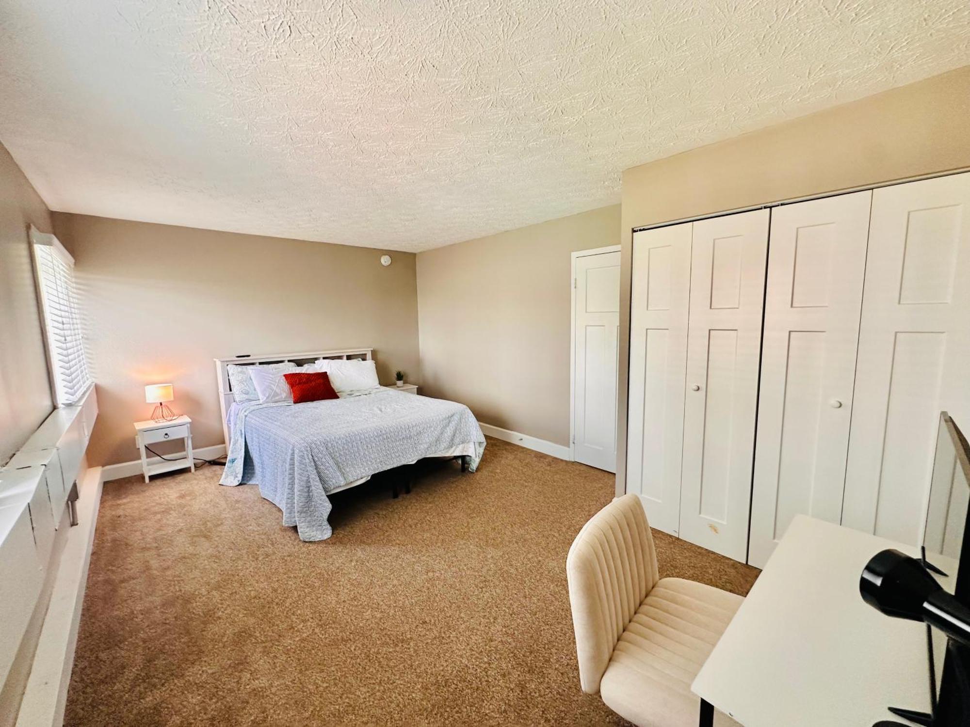 2 Bedroom On Third Floor With Elevator Access 7 Mins To Iu Health Methodist- 3 Mins To Riley Children Hospital And Va Hospital-4 Mins To Eskenazi- Free Onsite Parking Indianapolis