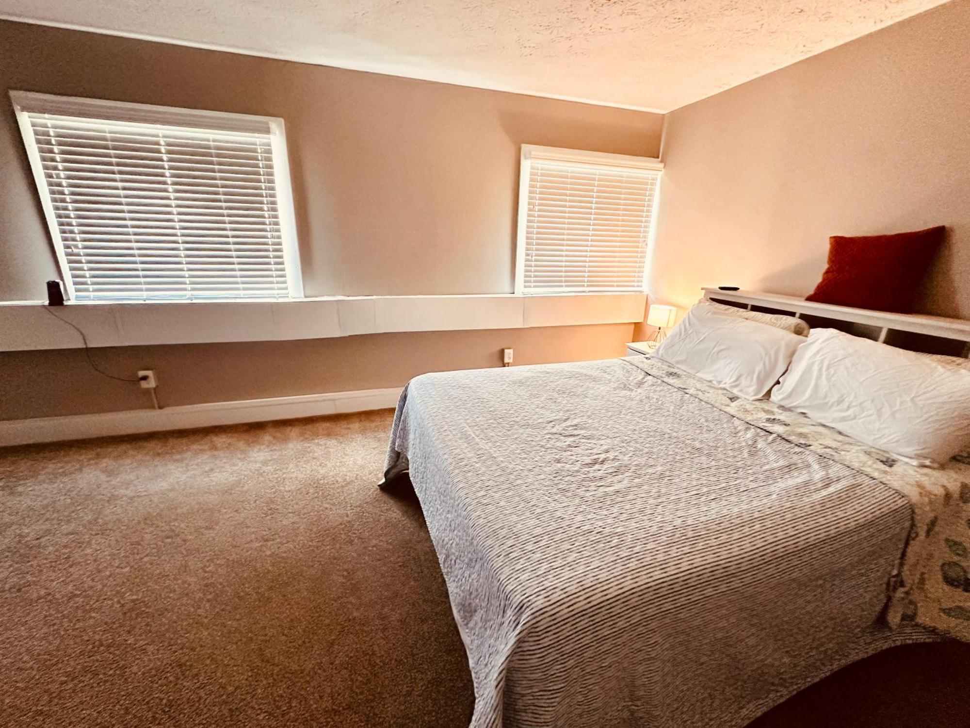 2 Bedroom On Third Floor With Elevator Access 7 Mins To Iu Health Methodist- 3 Mins To Riley Children Hospital And Va Hospital-4 Mins To Eskenazi- Free Onsite Parking Apartment Indianapolis