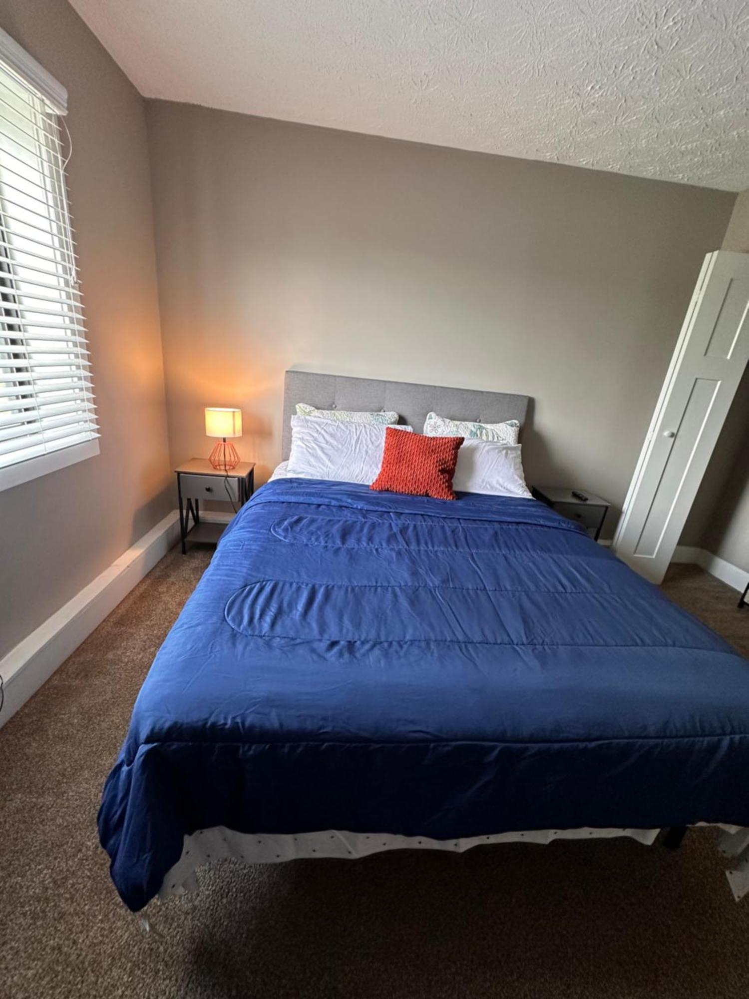 2 Bedroom On Third Floor With Elevator Access 7 Mins To Iu Health Methodist- 3 Mins To Riley Children Hospital And Va Hospital-4 Mins To Eskenazi- Free Onsite Parking