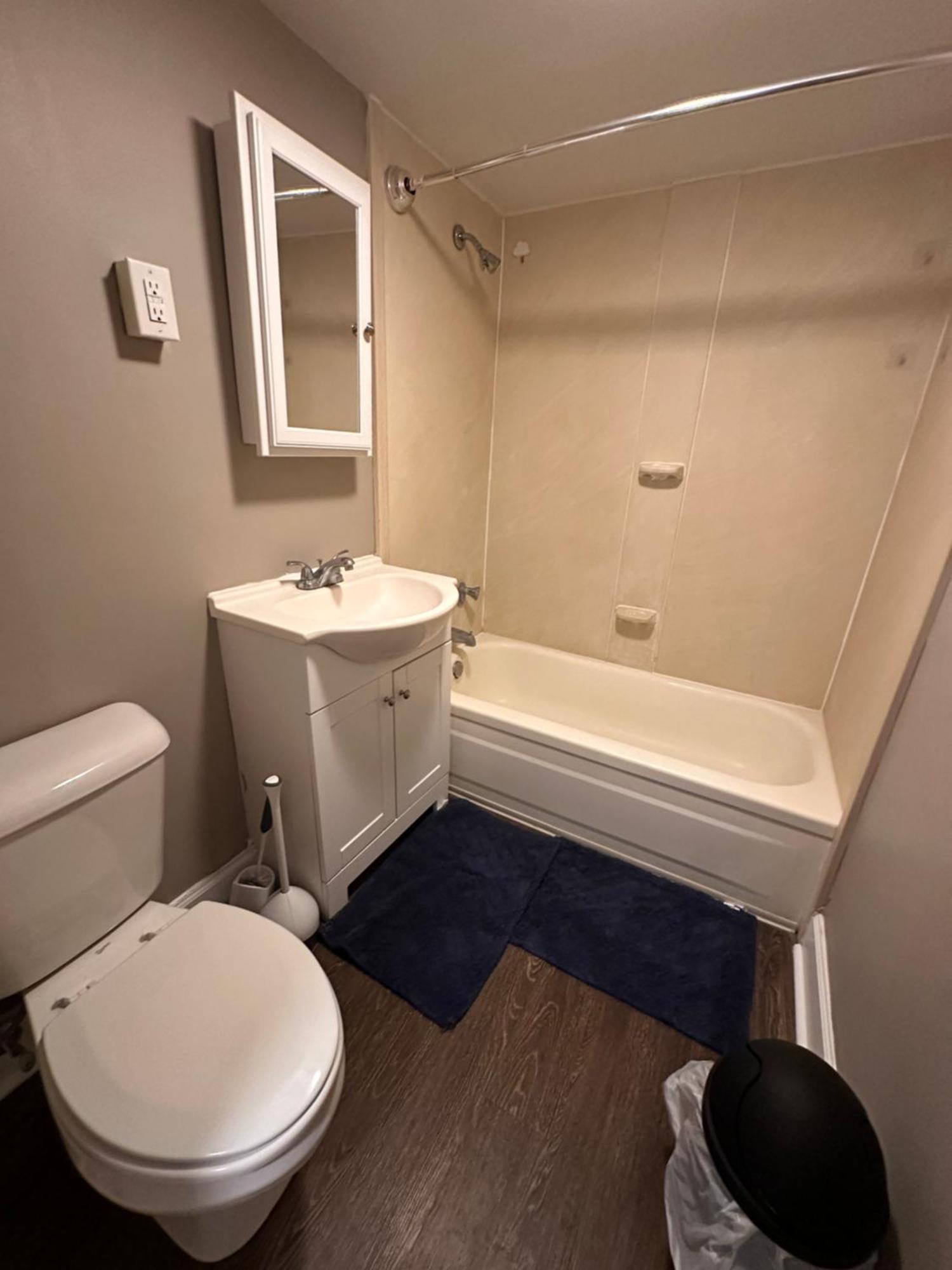 2 Bedroom On Third Floor With Elevator Access 7 Mins To Iu Health Methodist- 3 Mins To Riley Children Hospital And Va Hospital-4 Mins To Eskenazi- Free Onsite Parking Apartment