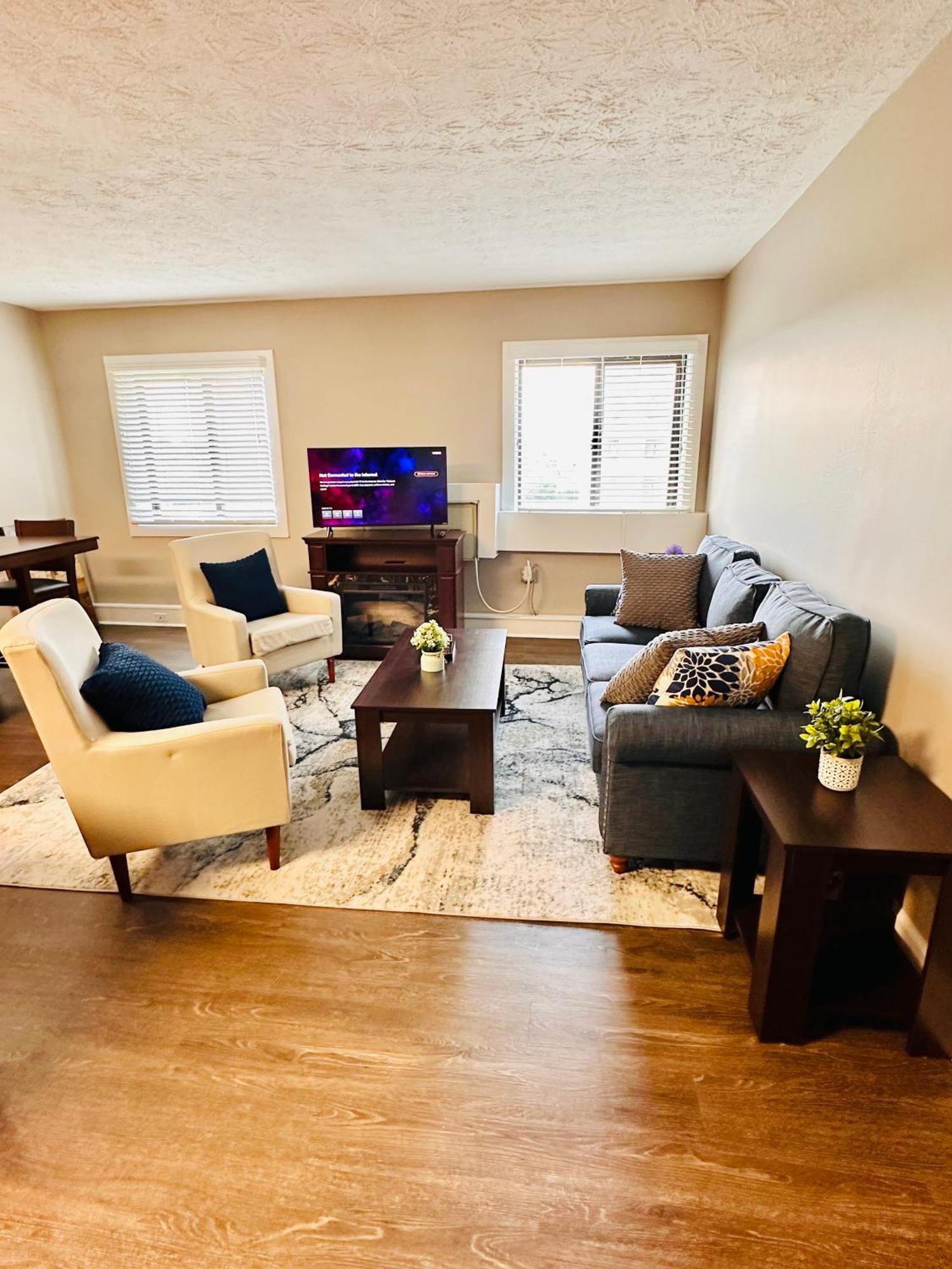 2 Bedroom On Third Floor With Elevator Access 7 Mins To Iu Health Methodist- 3 Mins To Riley Children Hospital And Va Hospital-4 Mins To Eskenazi- Free Onsite Parking *