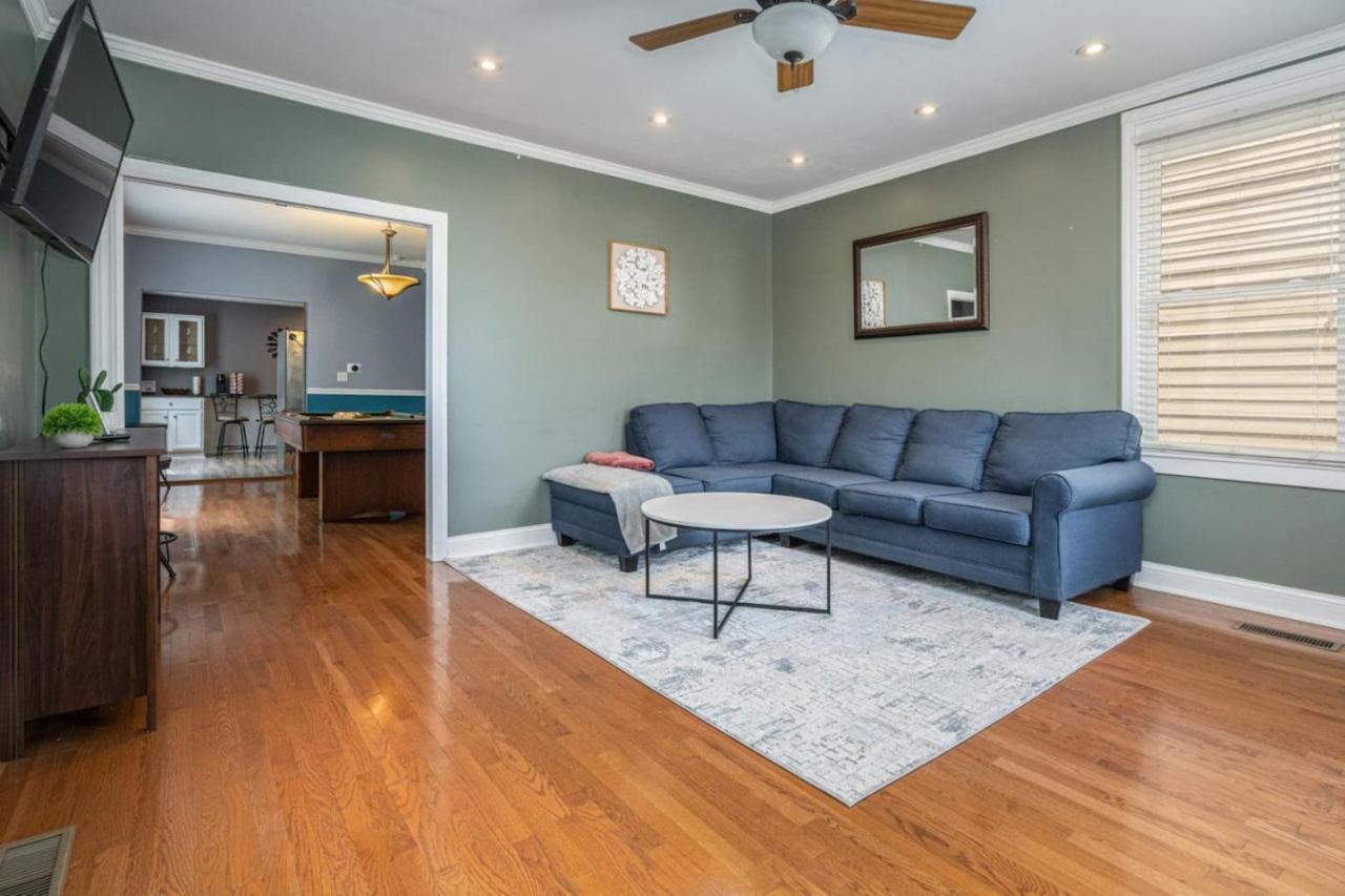 Holiday home Large 2 Story With Fenced Back Yard