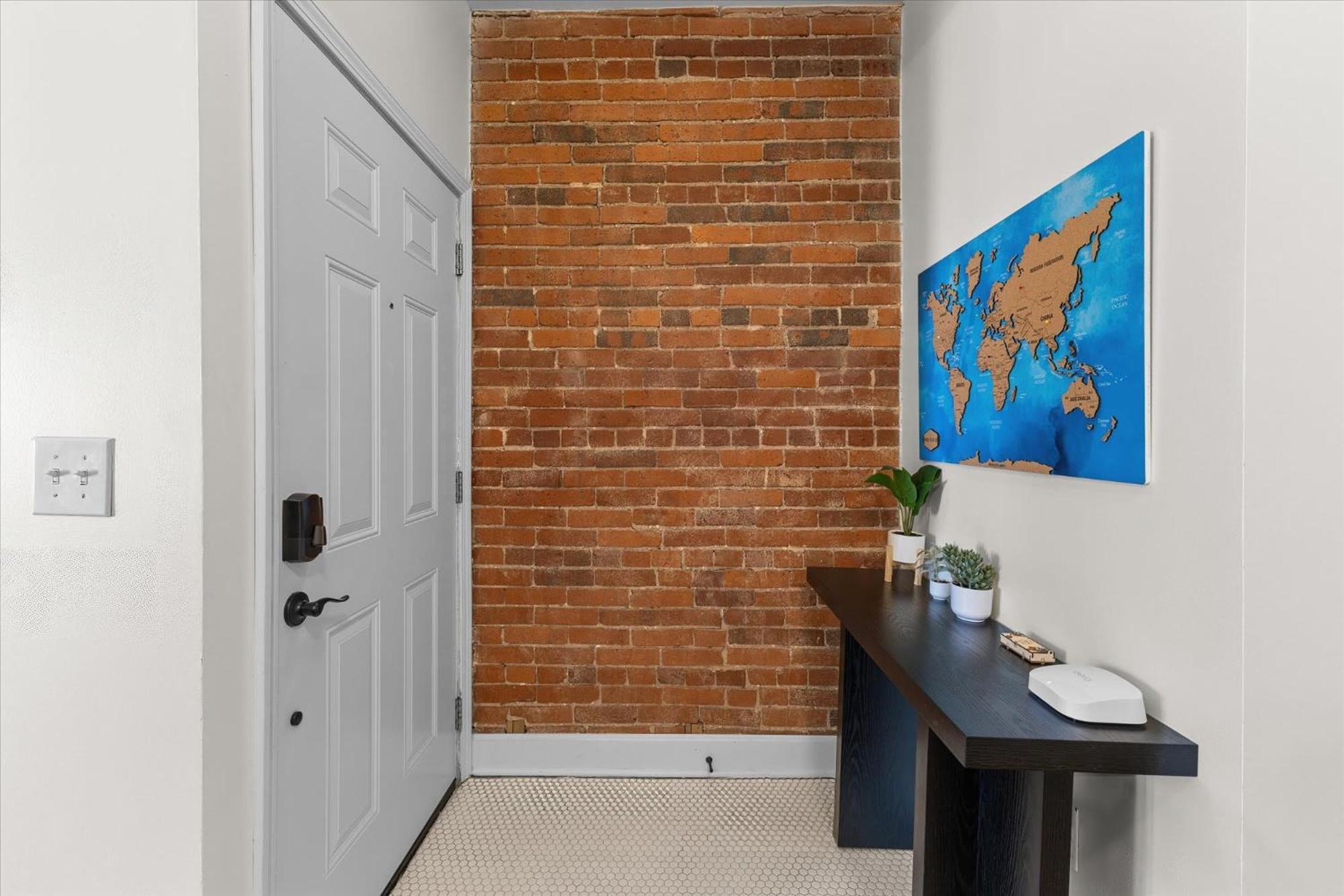 Steps Away From Mass Ave In Heart Of Indy With Balcony Apartment