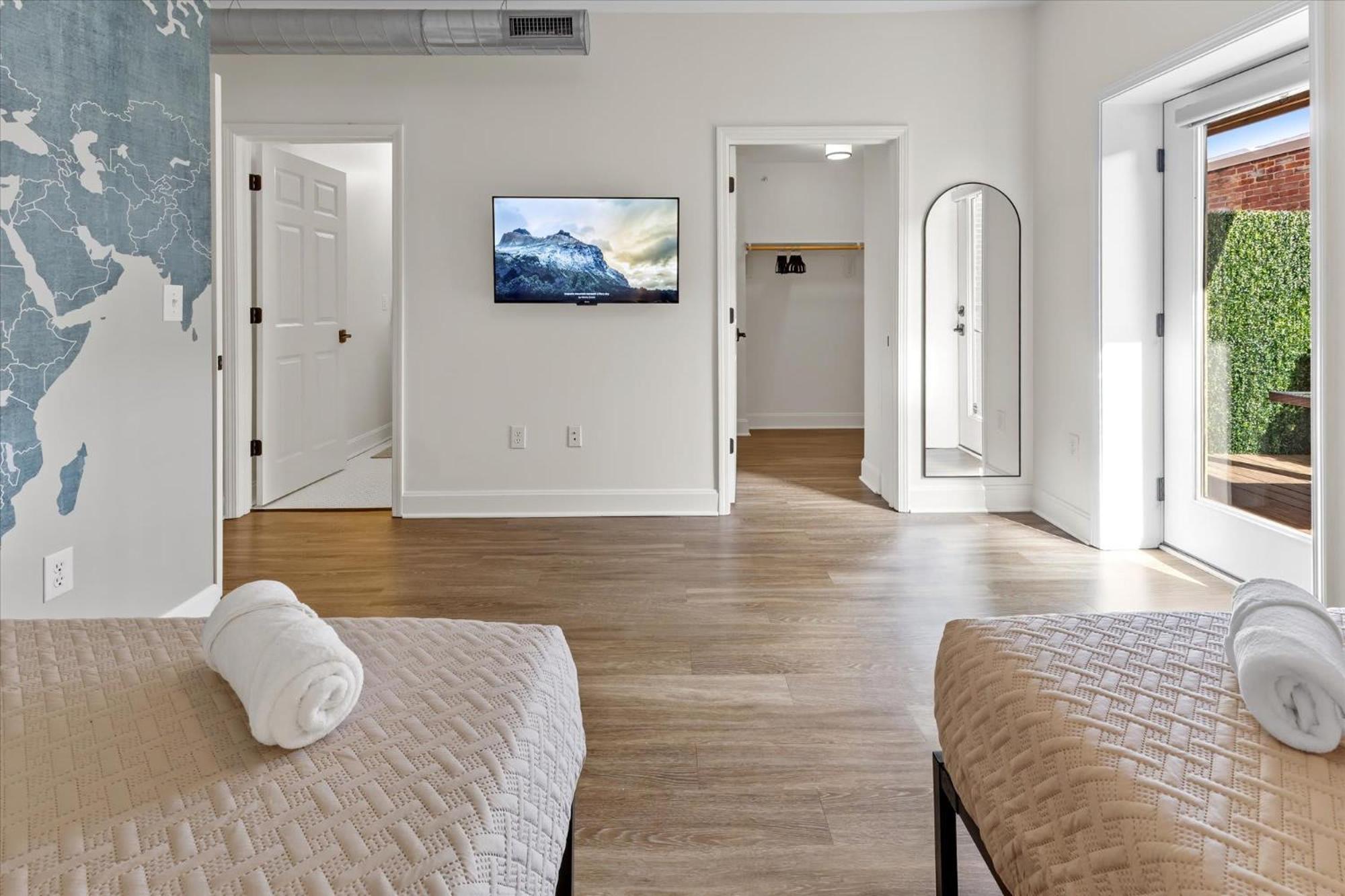 Steps Away From Mass Ave In Heart Of Indy With Balcony