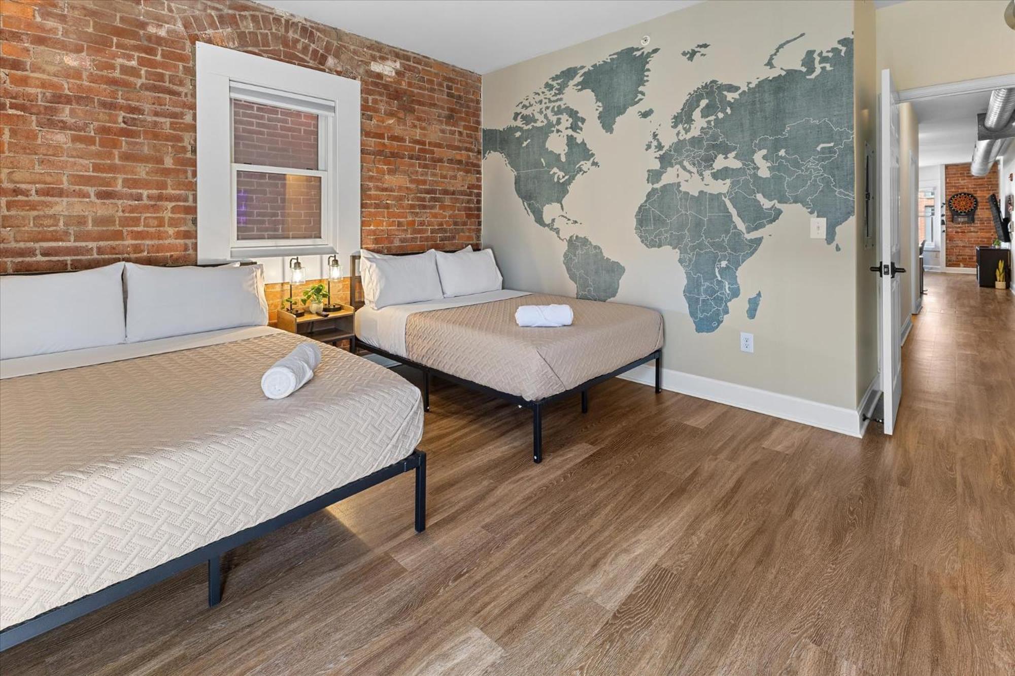 Steps Away From Mass Ave In Heart Of Indy With Balcony Apartment *
